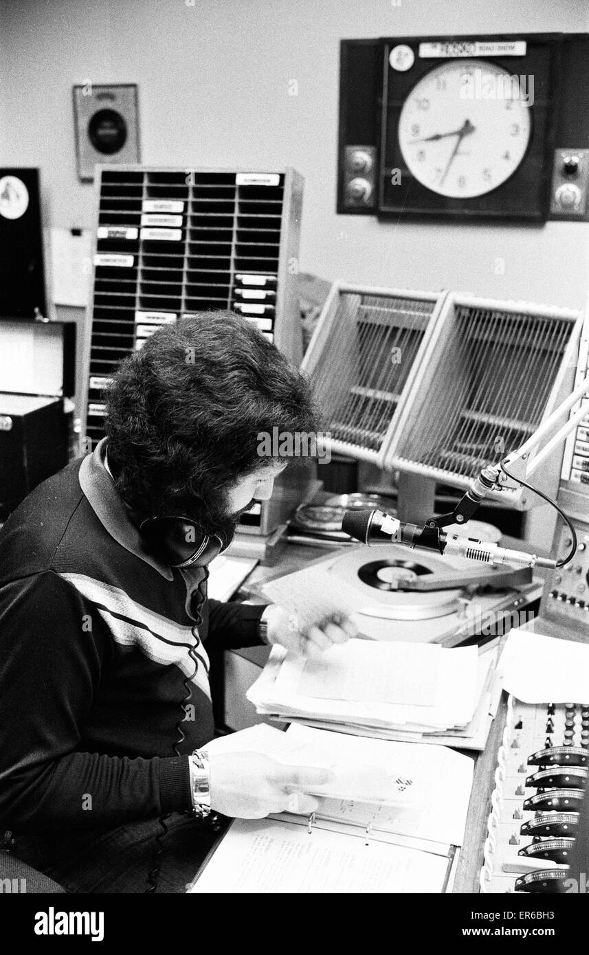 Dave Lee Travis DJ BBC Radio 1 Petit déjeuner Show, 28 juin 1978. Un jour dans la vie, Fonction. 8.35am en studio. Banque D'Images