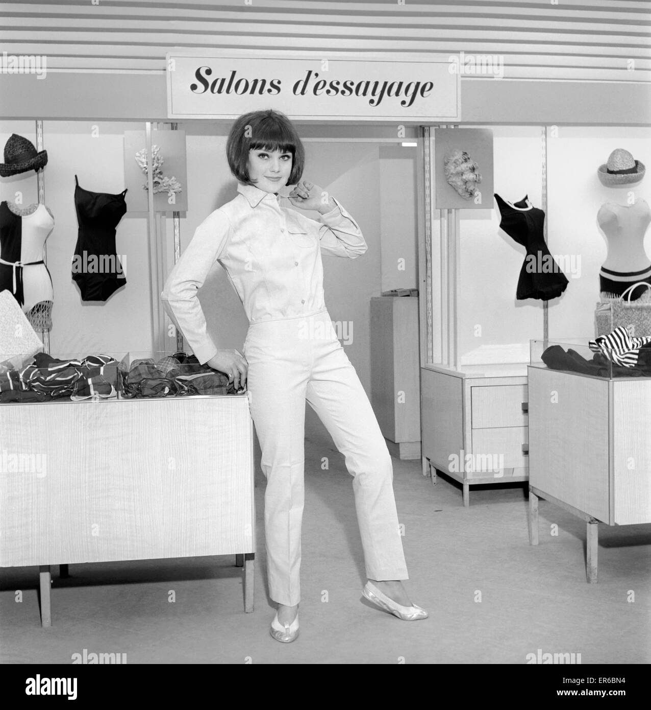 Vêtements : Fashions : Paris : Femme (Debbie Attwood) vu ici shopping dans un magasin à Paris pour les derniers dessins français. Mai 1963 B1612A-007 Banque D'Images