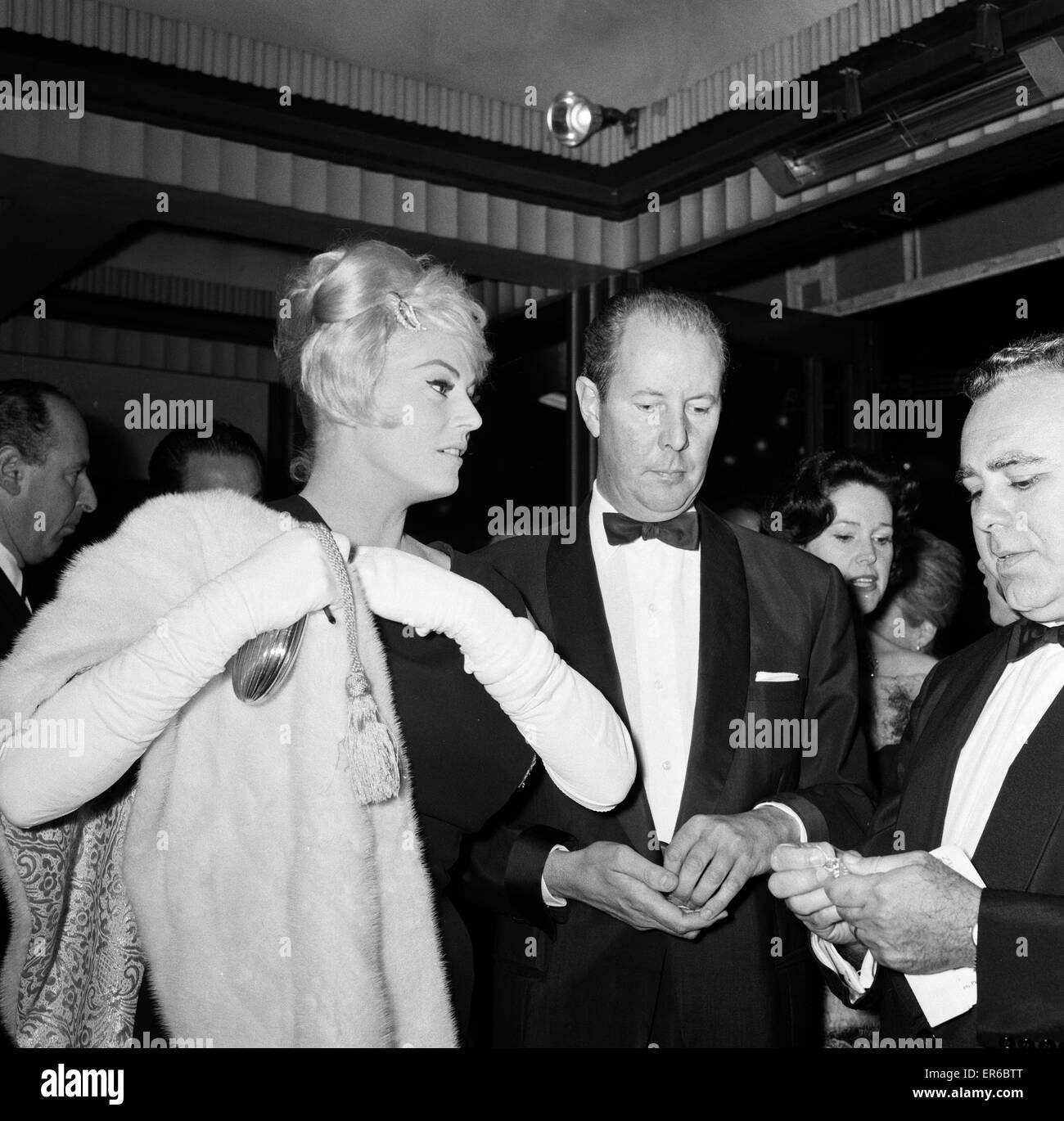 Anita Ekberg dans le film première de 'DR NO' 7 Octobre 1962. Banque D'Images