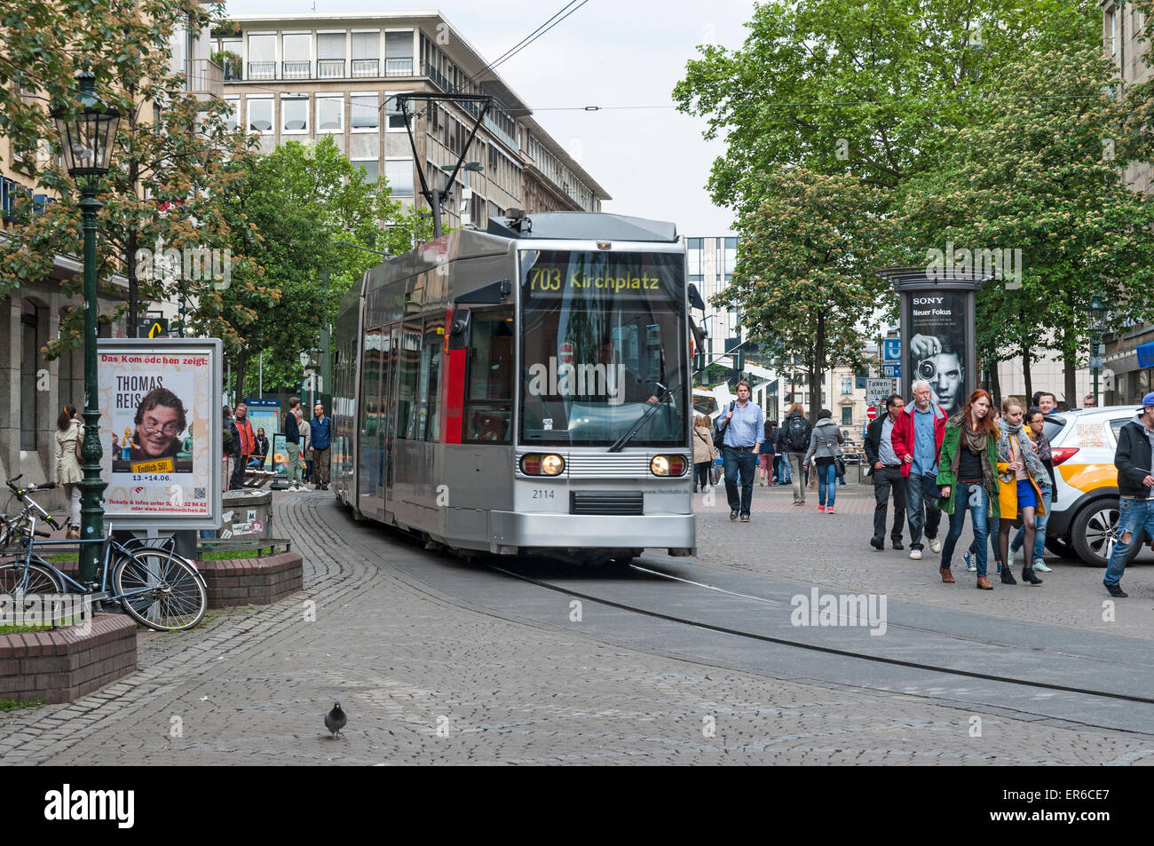 Tram in düsseldorf city center Banque de photographies et d'images à haute  résolution - Alamy