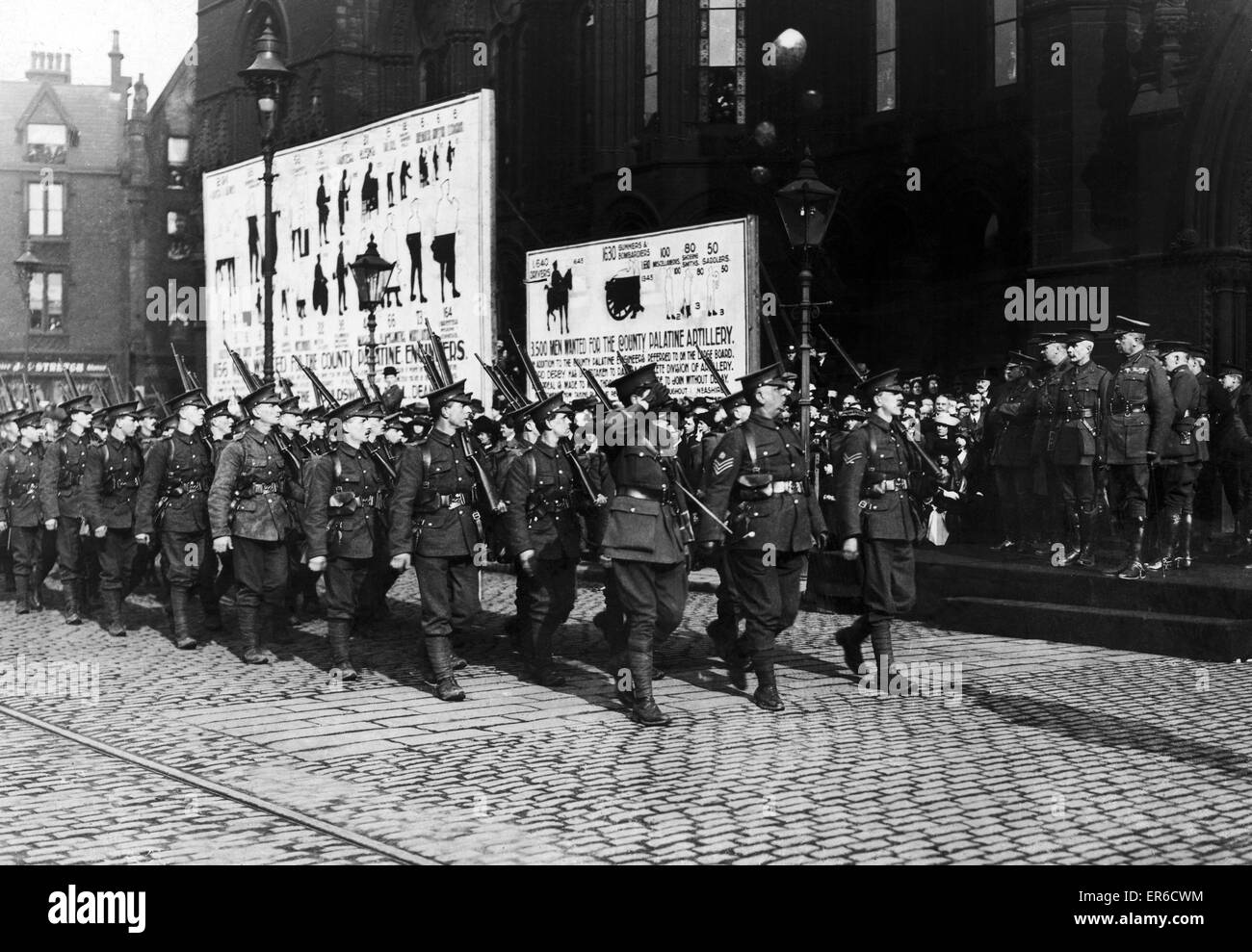 Le 16e défilé des autoroutes de Lord Kitchener à la Manchester Hôtel de ville avec le reste de la ville Battalion Banque D'Images