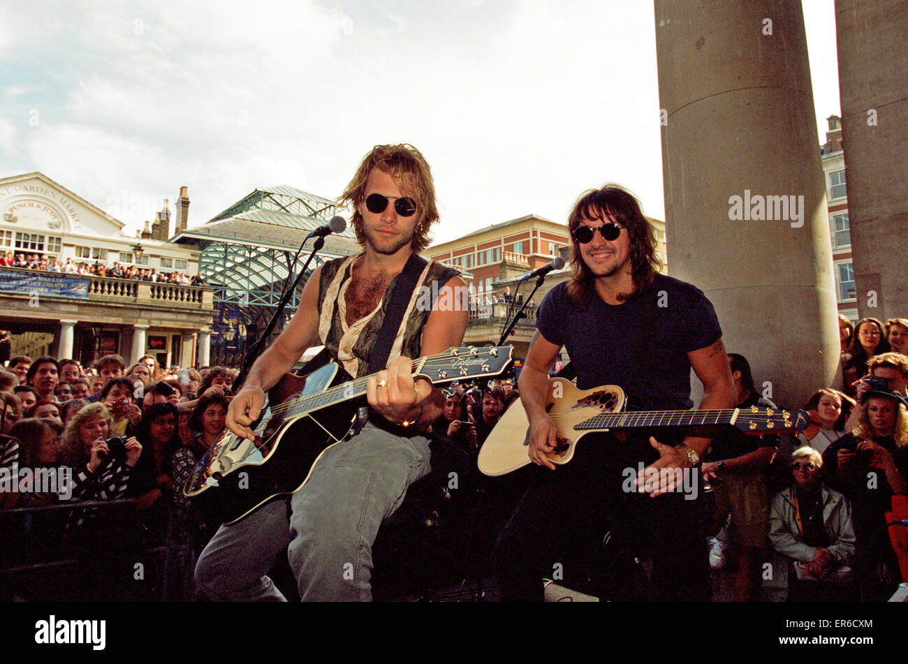 Jon Bon Jovi, chanteur du groupe de rock Bon Jovi, aux spectacles de rue à Covent Garden, Londres - et a promis une foule de 5 000, 7 septembre 1994. Jubilant fans complètement bloqué l'historique place comme le heavy metal idol et son guitariste Richie Sambora belted Banque D'Images