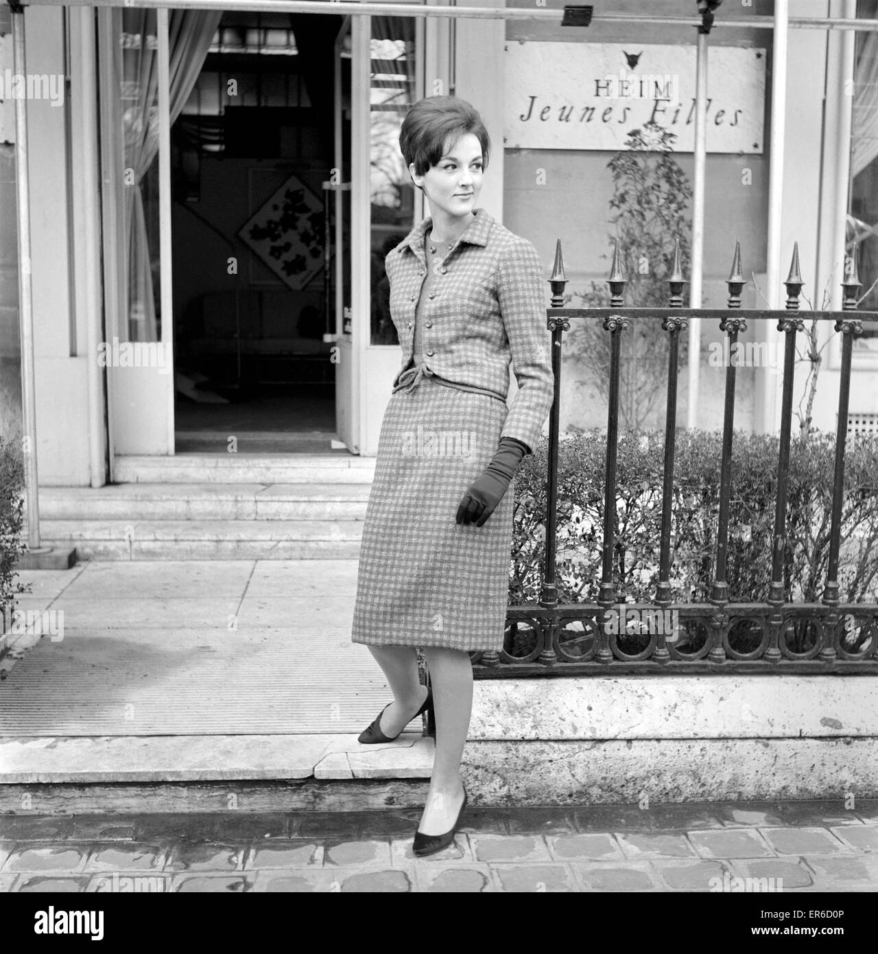 Vêtements : vêtements : Paris : Les femmes les plus récentes de modélisation 1963 robe française dessins dans les rues parisiennes. Mai 1963 B1612F-015 Banque D'Images