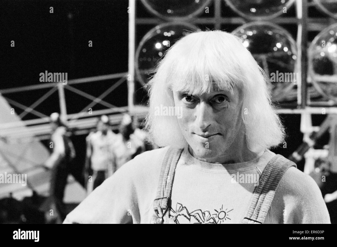 "Une journée dans la vie de Jimmy Saville' par Mike Hellicar. On le voit ici sur l'ensemble de la BBC Top of the Pops show. 7 octobre 1971. Banque D'Images