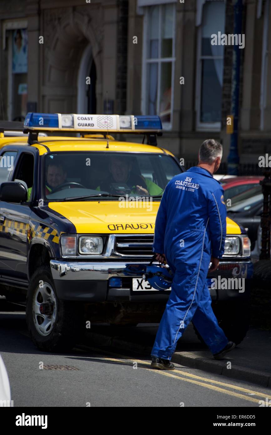 Aberystwyth, Ceredigion, pays de Galles, Royaume-Uni. 28 mai, 2015. Les services d'urgence d'effectuer une recherche et de sauvetage au large de la côte d'Aberystwyth, à la suite d'un appel à la police. Regardez les foules de la promenade. Trebuchet © Photographie/Alamy News Live Banque D'Images Aberystwyth, Ceredigion, pays de Galles, Royaume-Uni. 28 mai, 2015. Les services d'urgence d'effectuer une recherche et de sauvetage au large de la côte d'Aberystwyth, à la suite d'un appel à la police. Regardez les foules de la promenade. Trebuchet © Photographie/Alamy News Live Banque D'Images