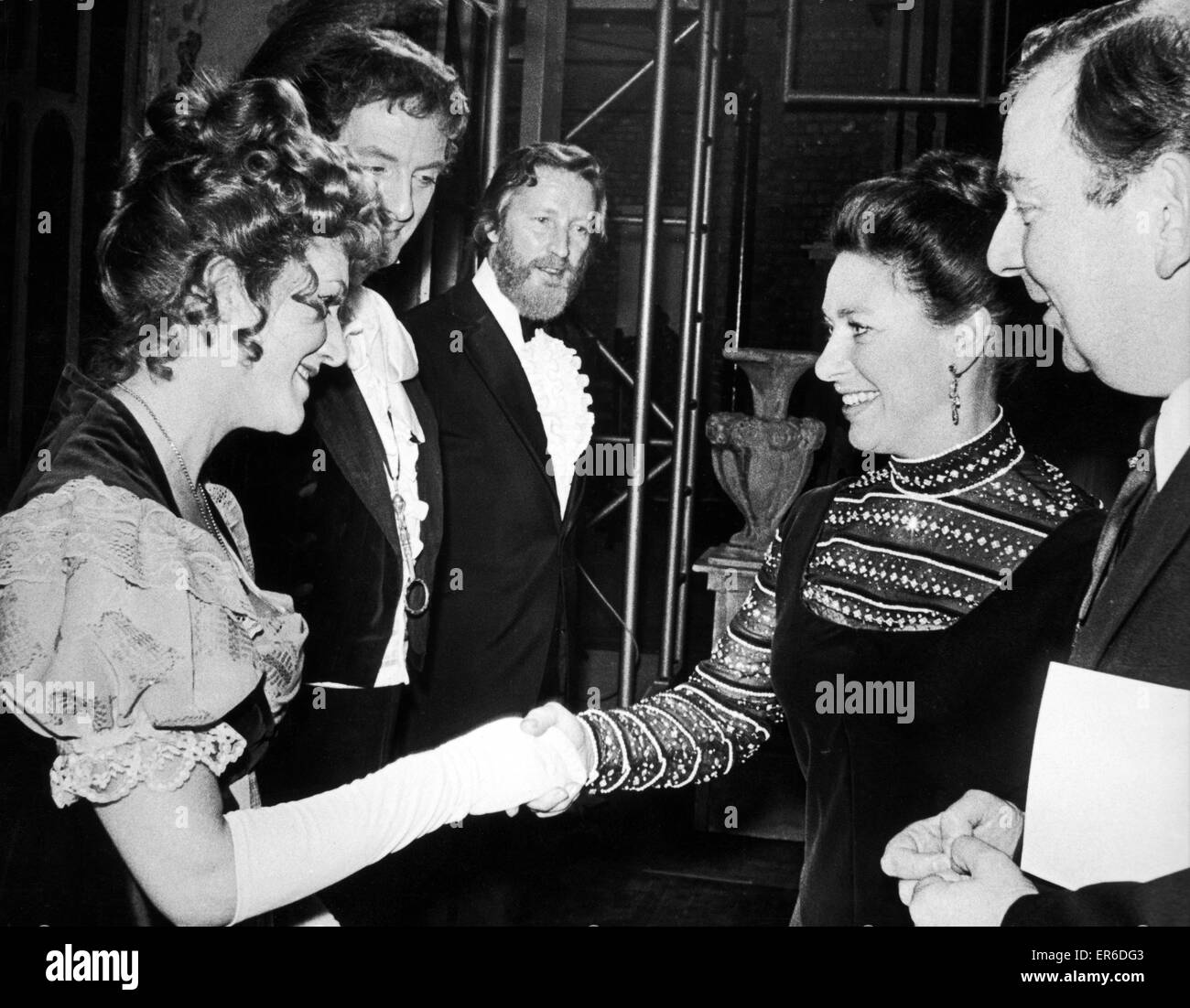 La princesse Margaret rencontre Patricia Routledge, et le casting de Jane Austen's Pride and Prejudice a appelé les Premières impressions. 19 Octobre 1971 Banque D'Images