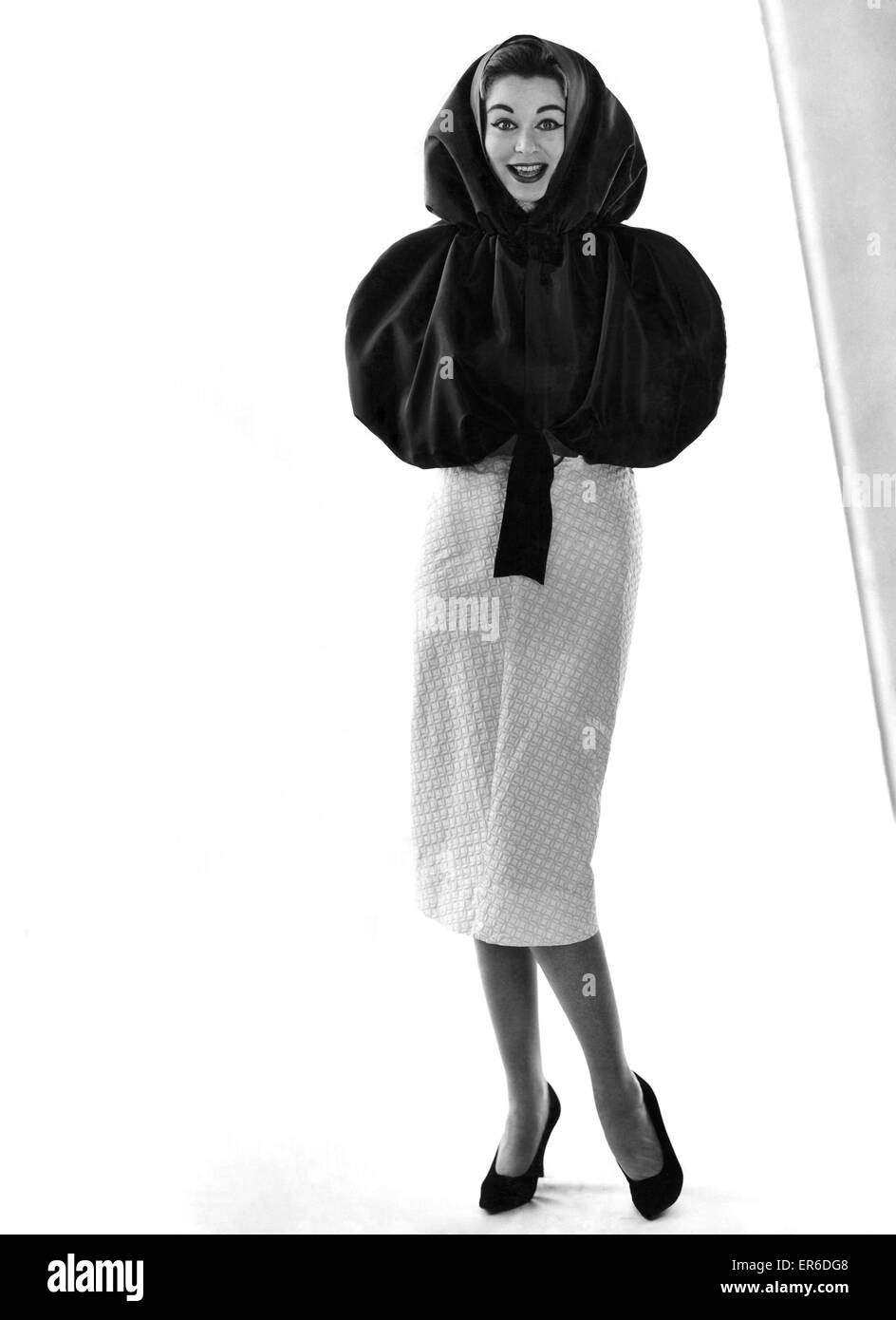 Les vêtements Fashion 1957 : Modèle Jackie Jackson. Décembre 1957 P021517 Banque D'Images