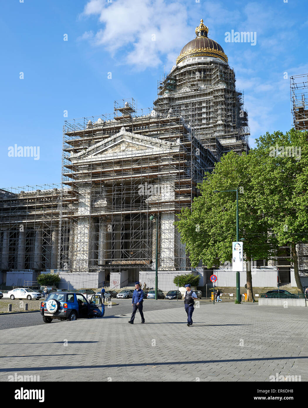 Bruxelles, Belgique - 17 MAI 2015 : Deux policier à pied en face de l'un des plus grands bâtiments construit au 19e siècle. Banque D'Images