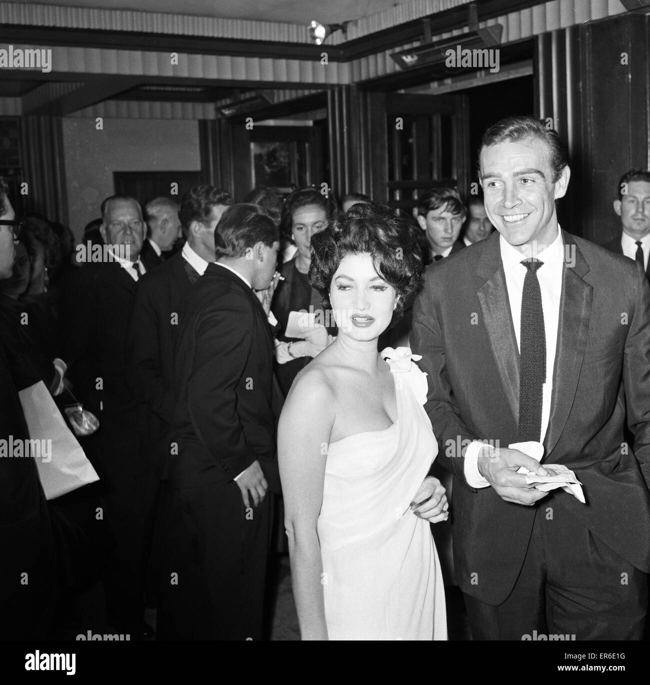 Sean Connery et Zena Prévôt assister à la première du film 'DR NO' 7 Octobre 1962. Banque D'Images