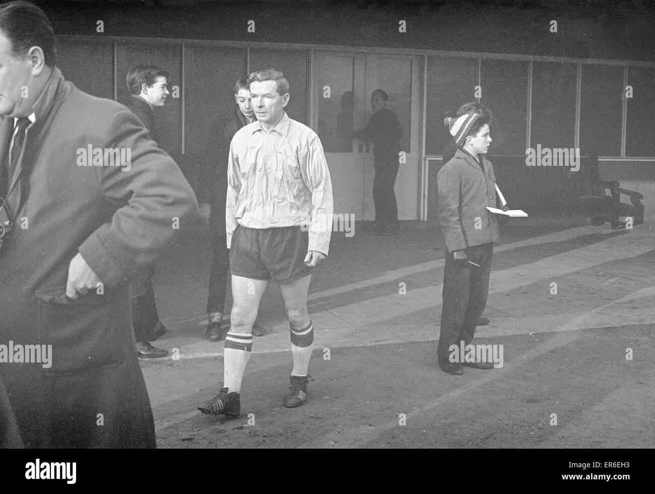 West Bromwich Albion un deuxième stade joueurs sortent d'une formation en 24 heures, vendredi 20 décembre 1963. Sur la photo, Manager Jimmy Hagan formé seul dans le froid, en short. Vingt et un joueurs, deux de plus que le jeudi, a refusé de former parce que manager Banque D'Images