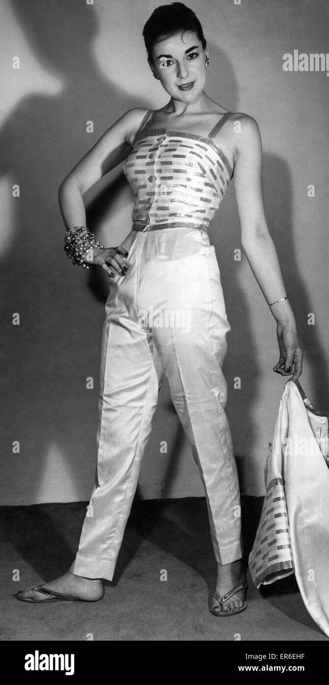 Clothing-Fashion 1957 : porter le pantalon et top décorés avec de l'or avec tresse boiteux coat similaires. Décembre 1957 P023675 Banque D'Images