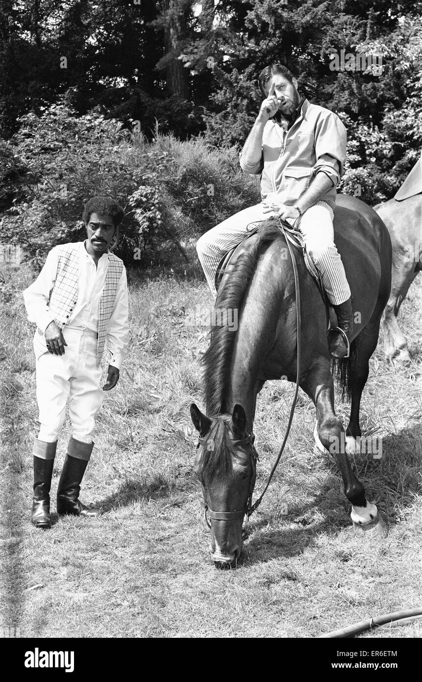 Sammy Davis Junior boude après son tiff avec Jerry Lewis Directeur sur l'emplacement de 'One More Time' à Eastnor Castle Ledbury Circa. 1er août 1969 Banque D'Images