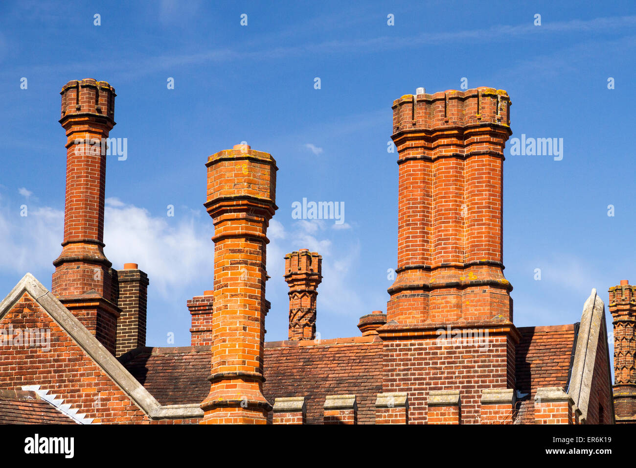 Cheminées Tudor à Hampton Court Palace Richmond England Banque D'Images