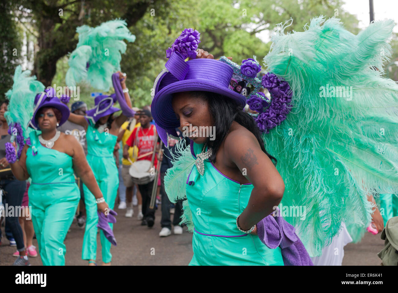 La Nouvelle-Orléans, Louisiane - Le Divin Mesdames Social Aid and Pleasure Club's parade de deuxième ligne. Banque D'Images