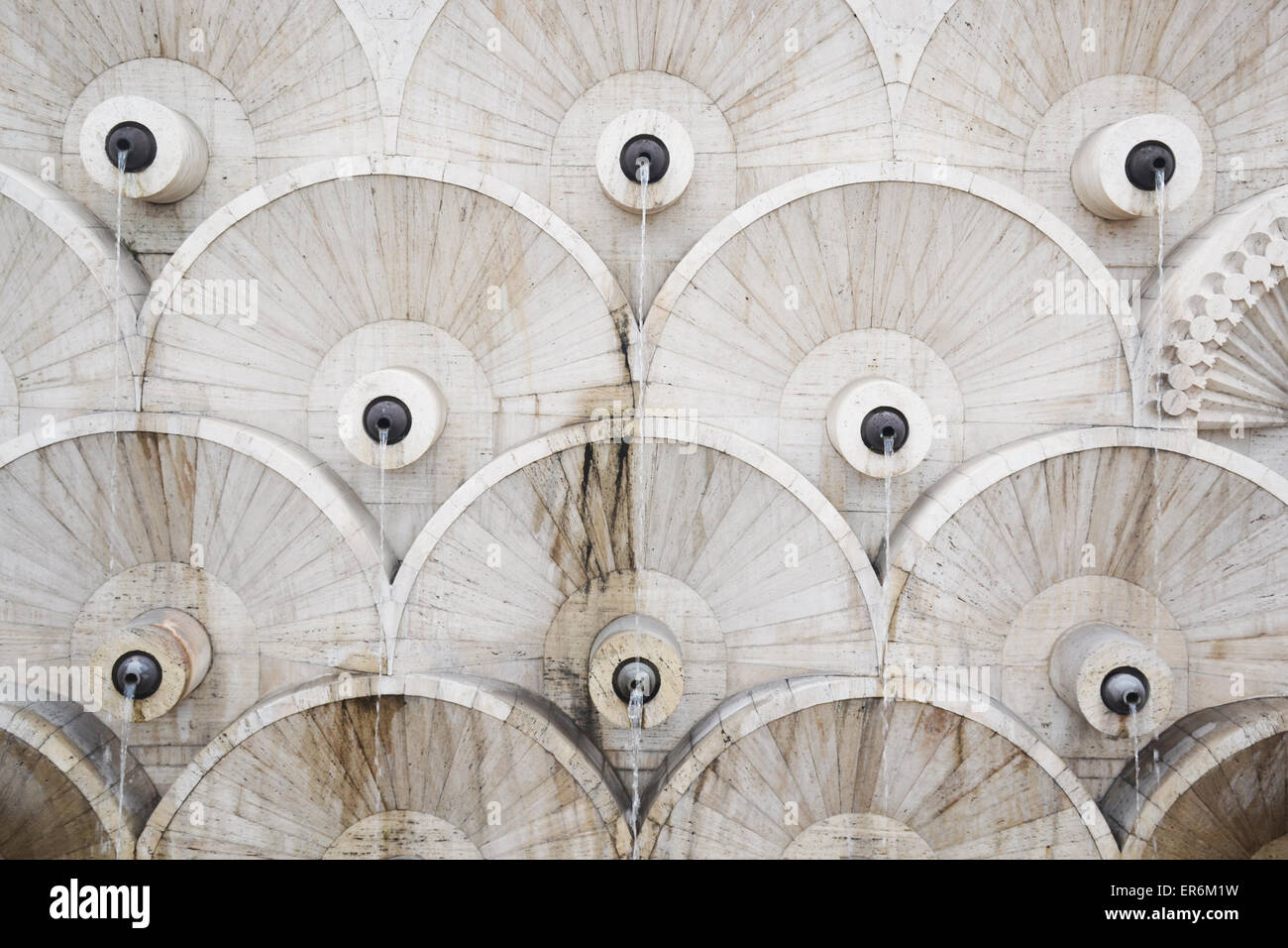 L'abstrait cercles de pierres de construction en cascade, Erevan, Arménie. Banque D'Images