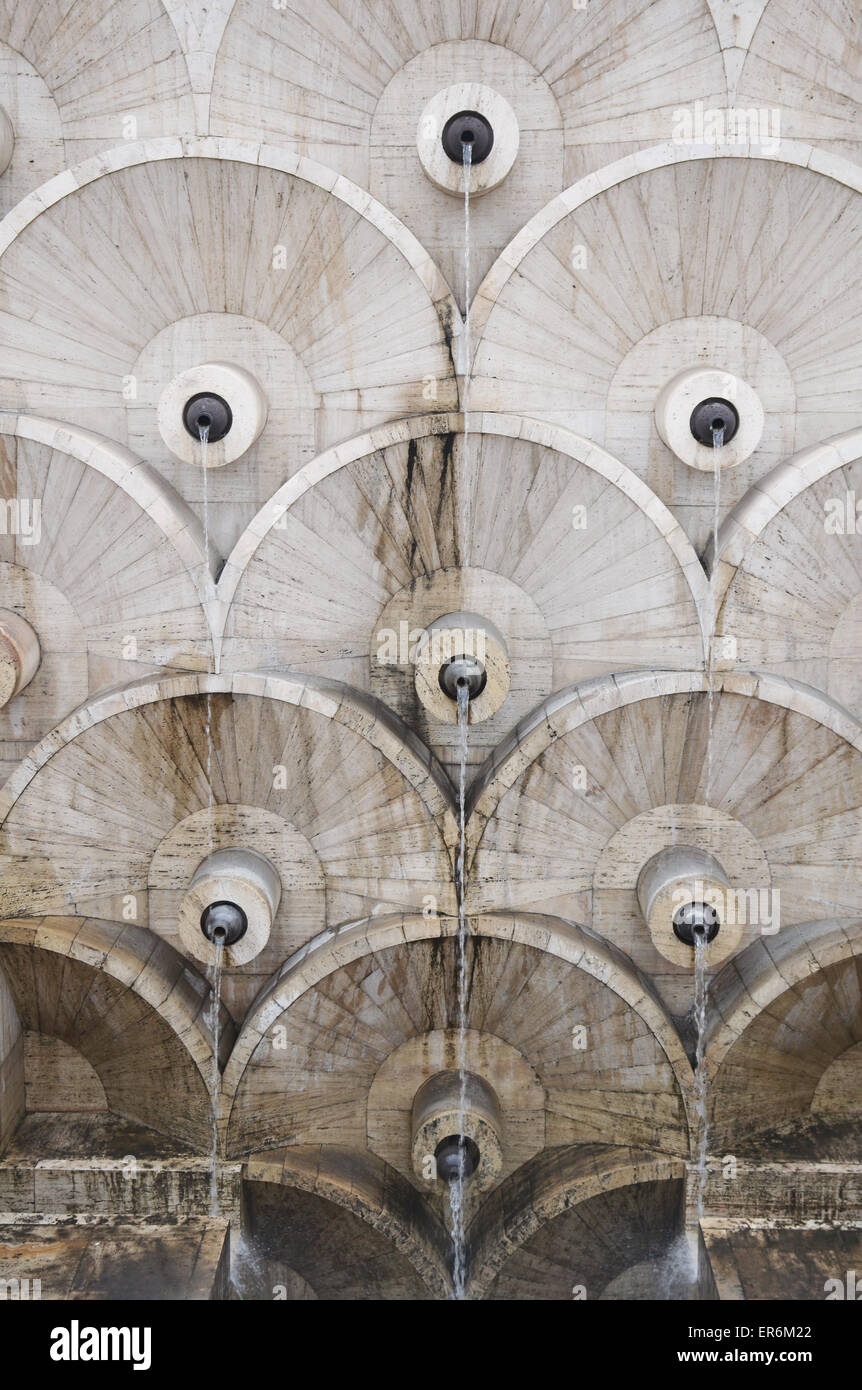 L'abstrait cercles de pierres de construction en cascade, Erevan, Arménie. Banque D'Images