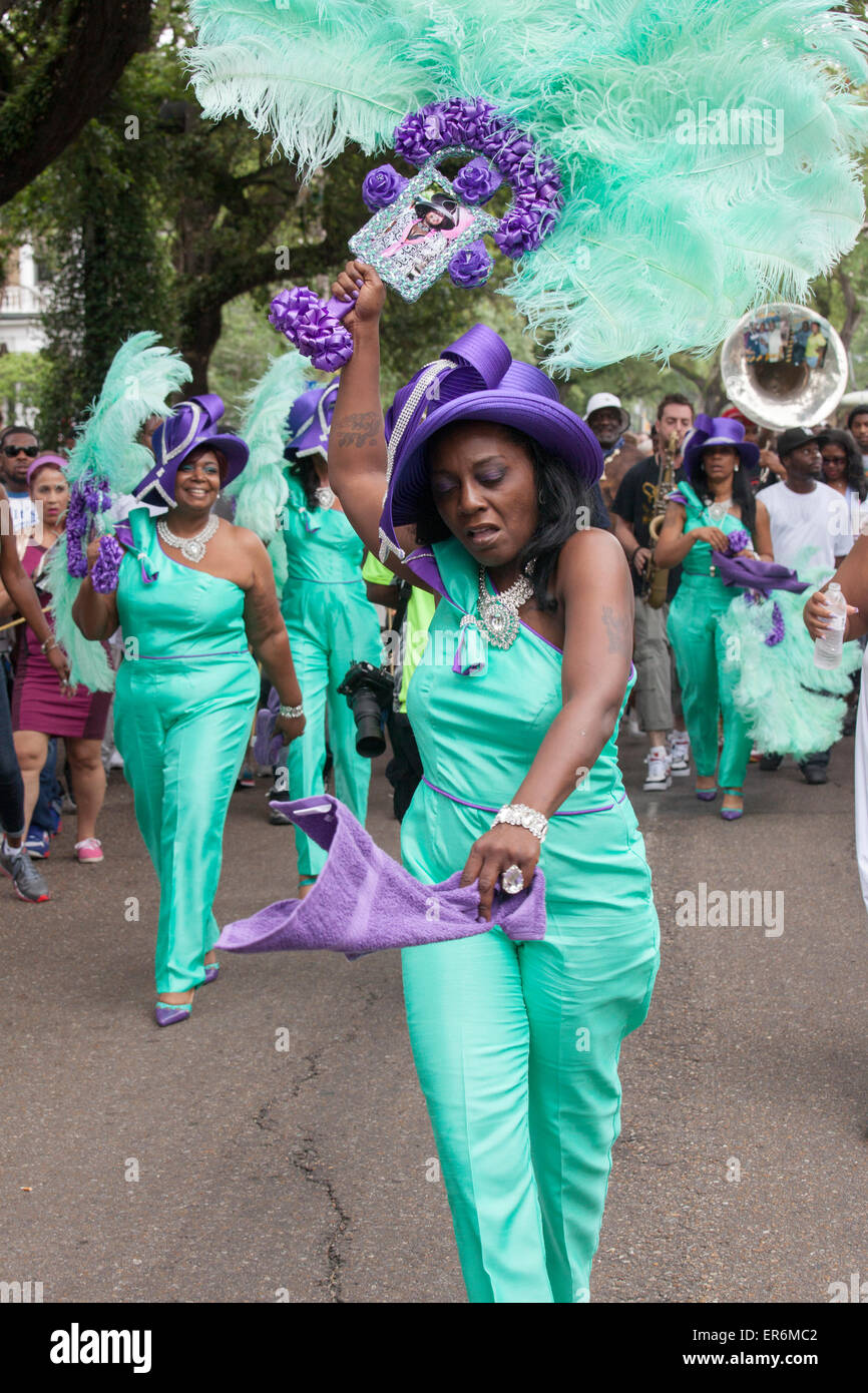 La Nouvelle-Orléans, Louisiane - Le Divin Mesdames Social Aid and Pleasure Club's parade de deuxième ligne. Banque D'Images