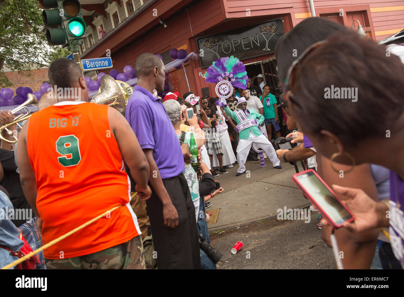 La Nouvelle-Orléans, Louisiane - Le Divin Mesdames Social Aid and Pleasure Club's parade de deuxième ligne. Banque D'Images