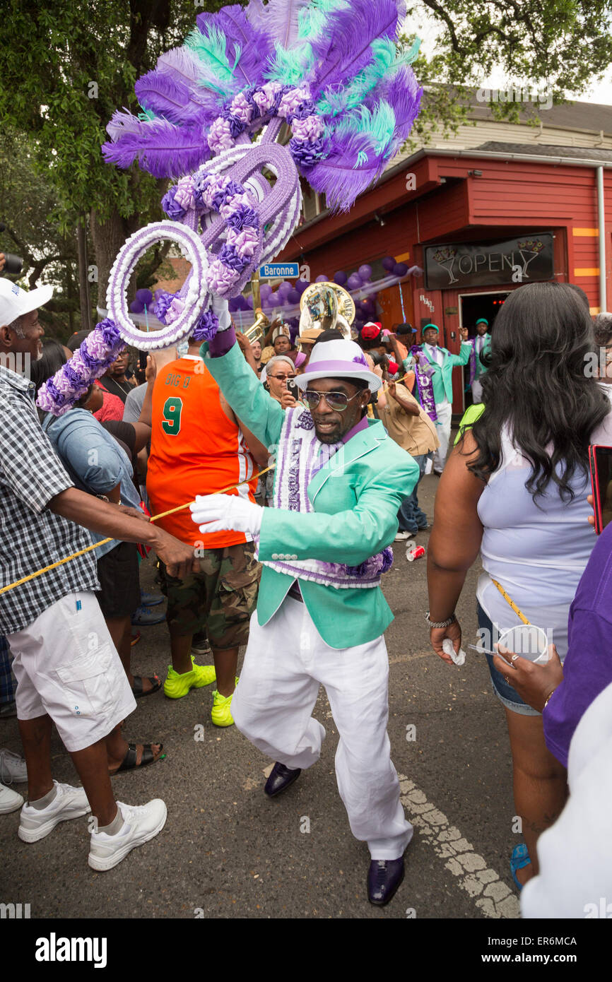 La Nouvelle-Orléans, Louisiane - Le Divin Mesdames Social Aid and Pleasure Club's parade de deuxième ligne. Banque D'Images