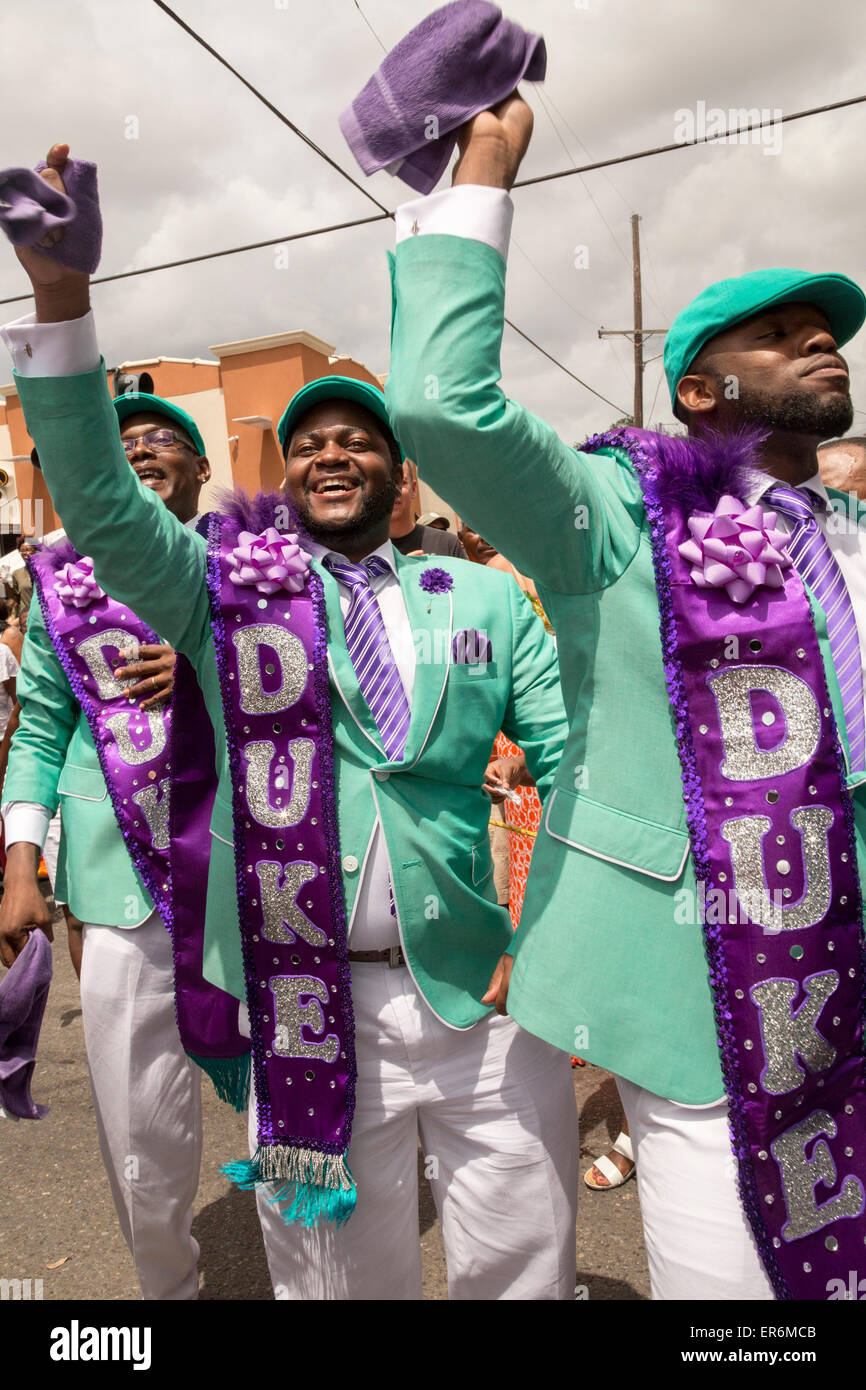La Nouvelle-Orléans, Louisiane - Le Divin Mesdames Social Aid and Pleasure Club's parade de deuxième ligne. Banque D'Images