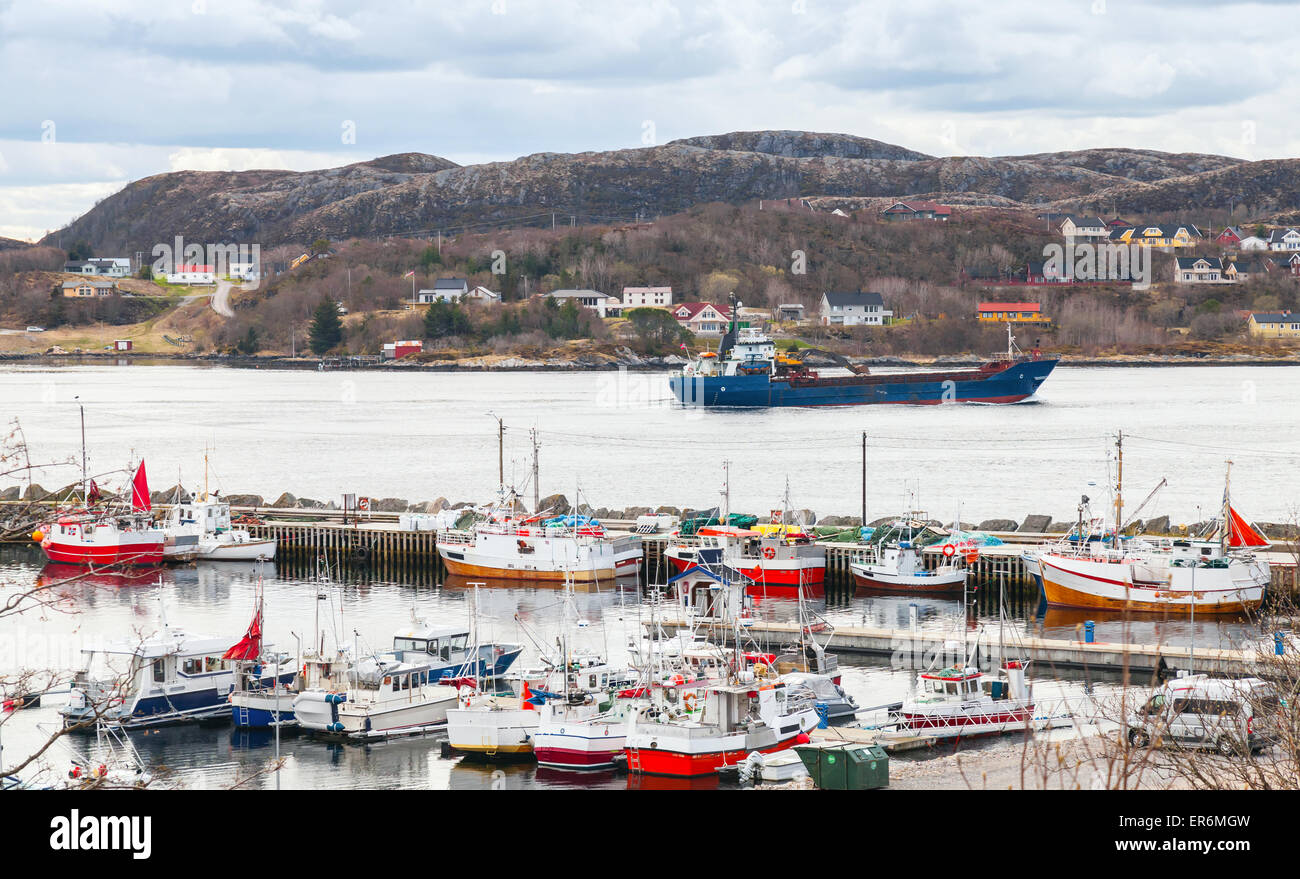 Petit village norvégien, bateaux de pêche amarrés sur la côte de la mer du Nord Banque D'Images
