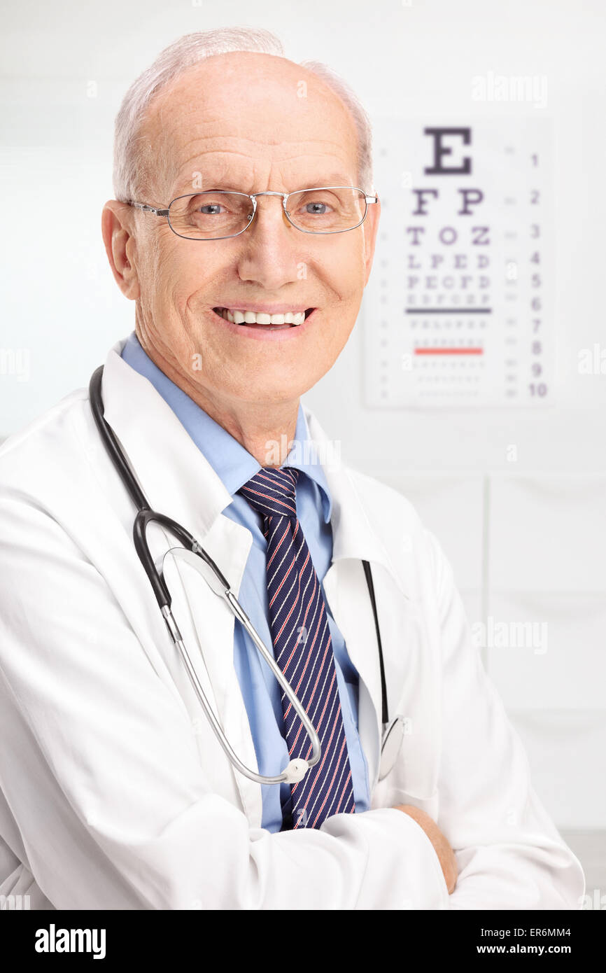 Close up sur un opticien posant dans son bureau avec un test de la vue en arrière-plan Banque D'Images