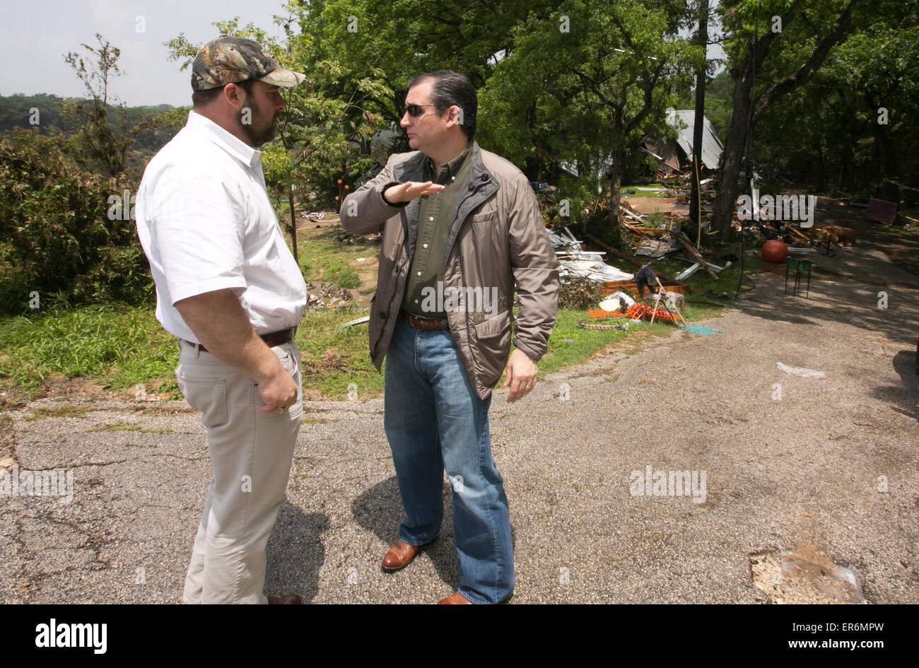 Wimberley, Texas, USA. 27 mai, 2015. Le sénateur américain Ted Cruz R-Texas visite le magasin Fischer Road bridge dans Wimberley, Texas avec Hays County Commissaire Conley. Le pont sur la rivière Blanco a été détruit lors de la rivière inondé sur le Memorial Day week-end de vacances. Banque D'Images