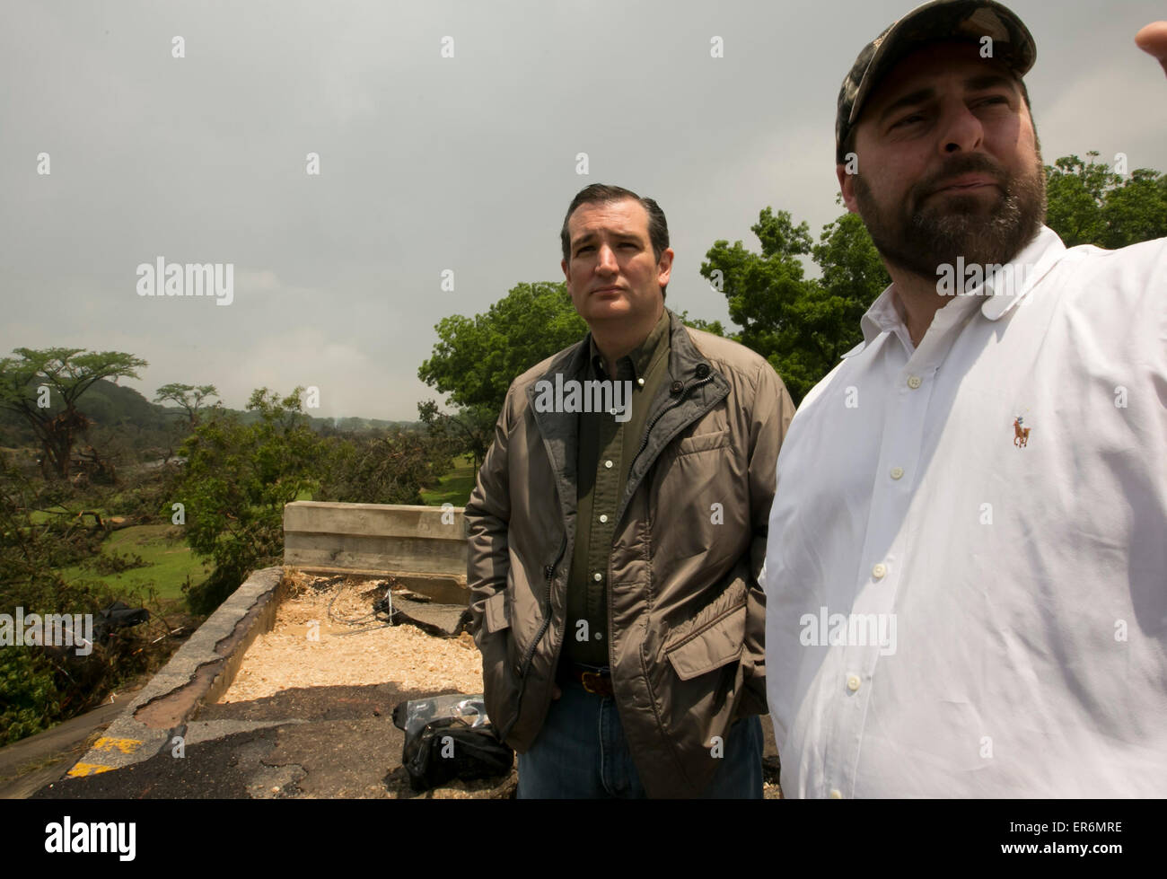 Wimberley, Texas, USA. 27 mai, 2015. Le sénateur américain Ted Cruz R-Texas visite le magasin Fischer Road bridge dans Wimberley, Texas avec Hays County Commissaire Conley. Le pont sur la rivière Blanco a été détruit lors de la rivière inondé sur le Memorial Day week-end de vacances. Banque D'Images