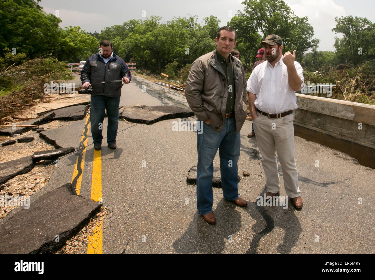 Wimberley, Texas, USA. 27 mai, 2015. Le sénateur américain Ted Cruz R-Texas visite le magasin Fischer Road bridge dans Wimberley, Texas avec Hays County Commissaire Conley. Le pont sur la rivière Blanco a été détruit lors de la rivière inondé sur le Memorial Day week-end de vacances. Banque D'Images