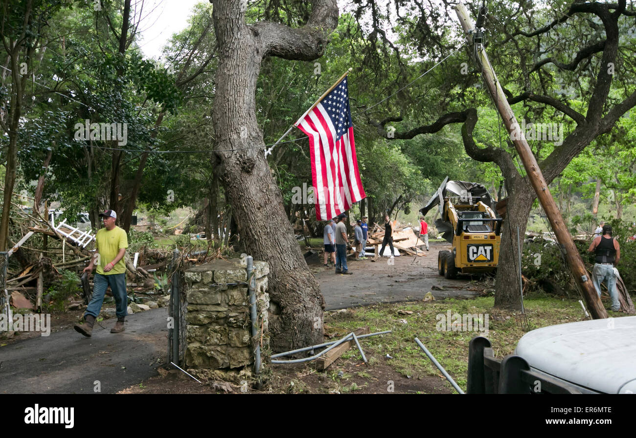 Wimberley, Texas, USA. 27 mai, 2015. US flag est suspendu en tant que résidants commencer le nettoyage après les terribles inondations ont endommagé des centaines de maisons dans Wimberley, Texas quand la rivière Blanco vu inondations records au cours de la fin de semaine du Memorial Day Banque D'Images
