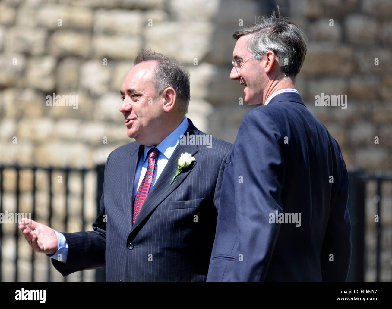 Londres. 27 mai 2015. Alex Salmond parler à Jacob Rees-Mogg sur College Green, Westminster Banque D'Images