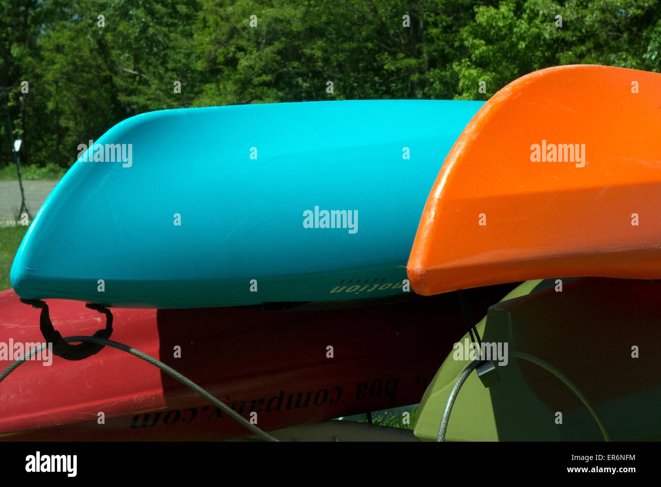 Kayaks colorés pour la location. Banque D'Images