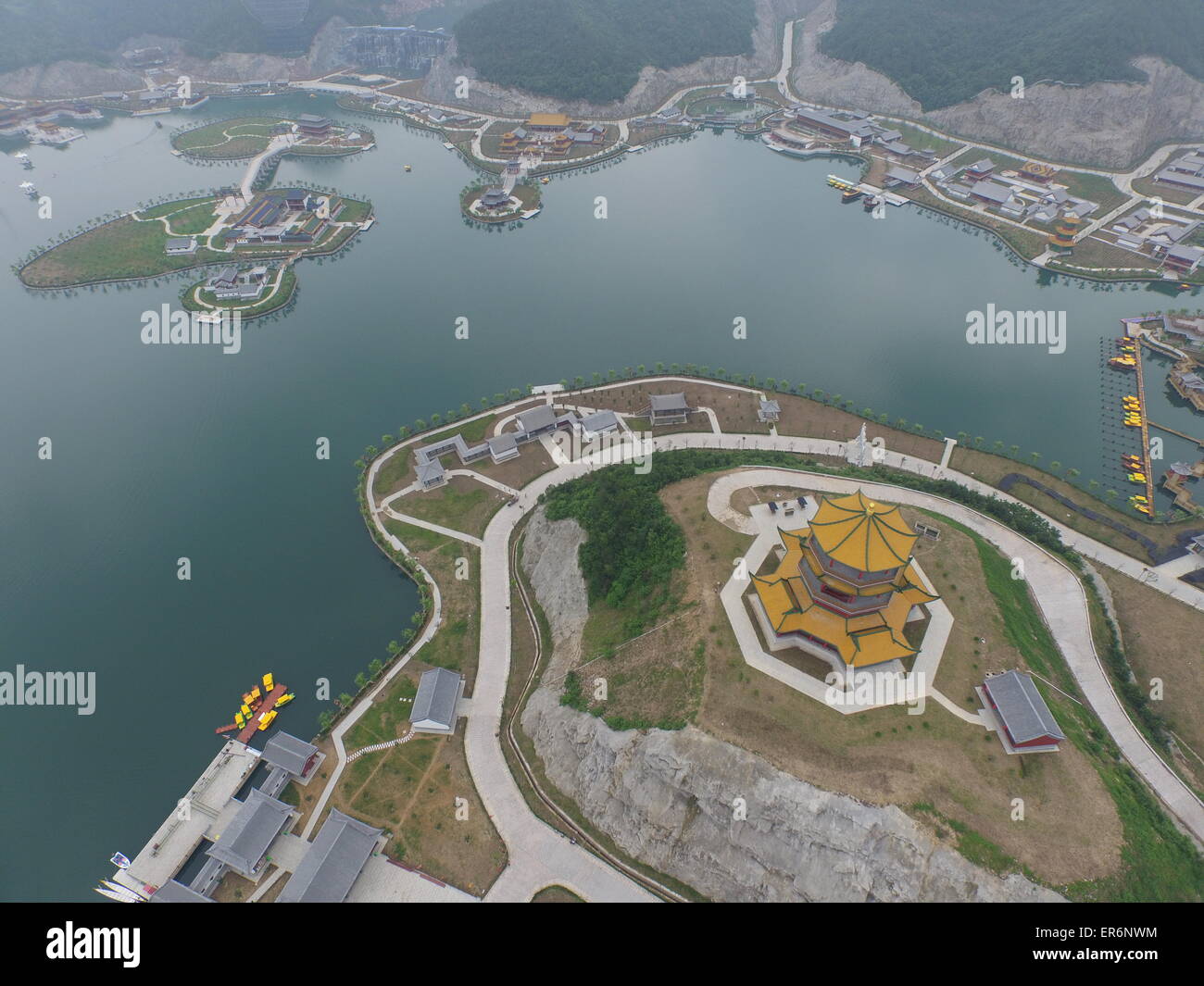 Hangzhou, Chine. 28 mai, 2015. Une vue aérienne du nouveau "Palais d'été', aussi connu sous le nom de "Yuanmingyuan', dans l'Hengdian World Studios à Yiwu, Zhejiang Province de la Chine de l'Est 28 mai 2015. La première phase de la construction d'un nouvel "Ancien Palais d' même taille moyenne avec l'originale à Beijing a été achevée. Credit : Panda Eye/Alamy Live News Banque D'Images