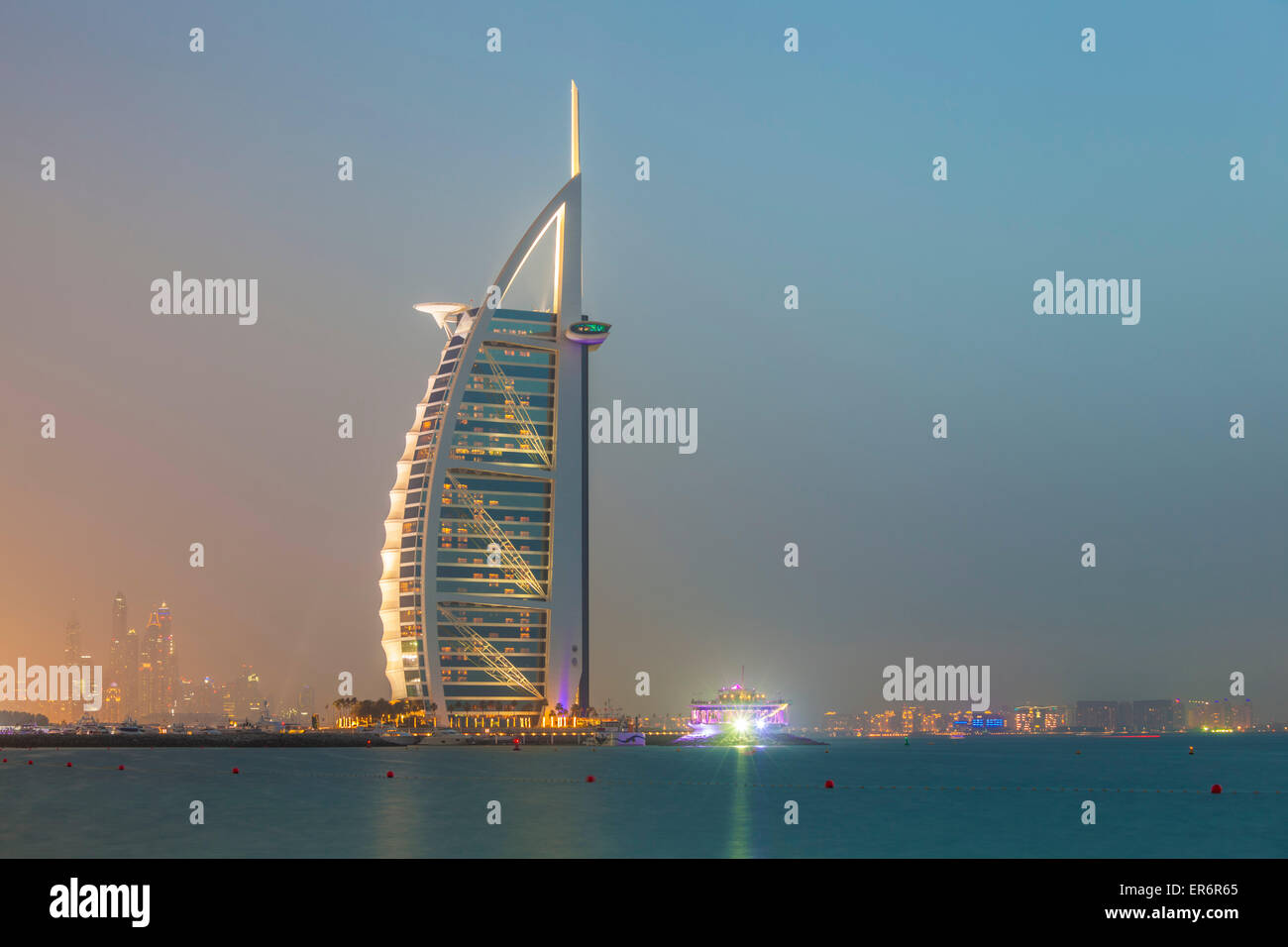 Hôtel Burj al Arab de Dubaï de nuit Dubaï, Émirats arabes unis, ÉMIRATS ARABES UNIS Banque D'Images