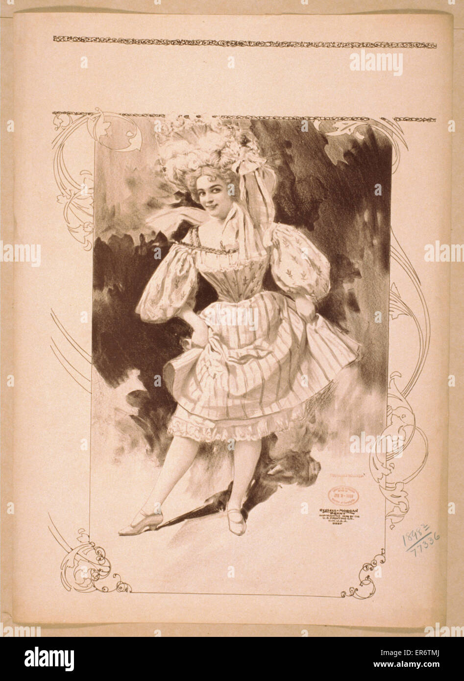 Femme portant un grand chapeau et une courte robe à jupe, tenant Banque D'Images