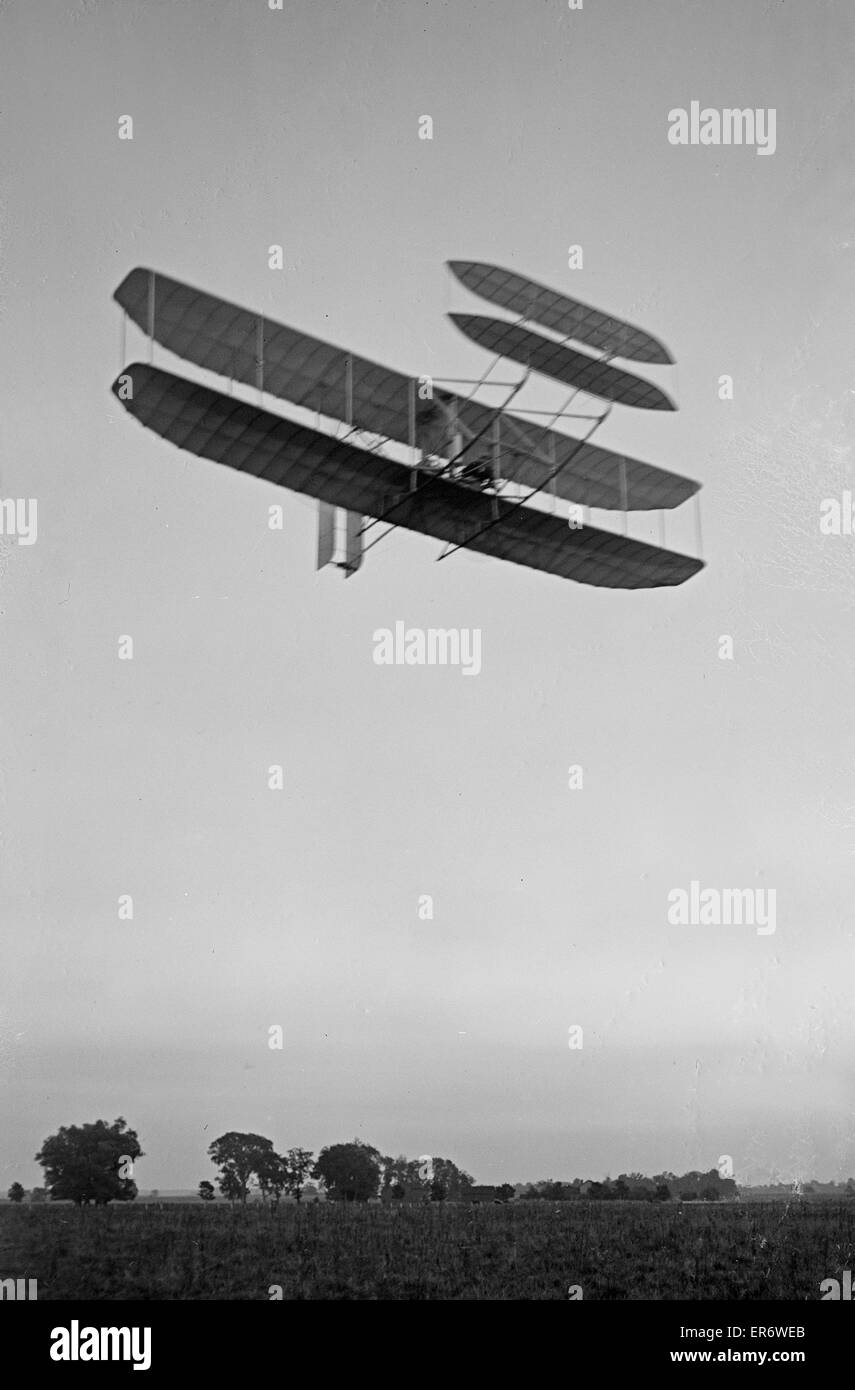 Vue avant droite d'en bas du vol 46, Orville tourne à droite ; Huffman Prairie, Dayton, Ohio. Octobre 1905 Date 4. Banque D'Images