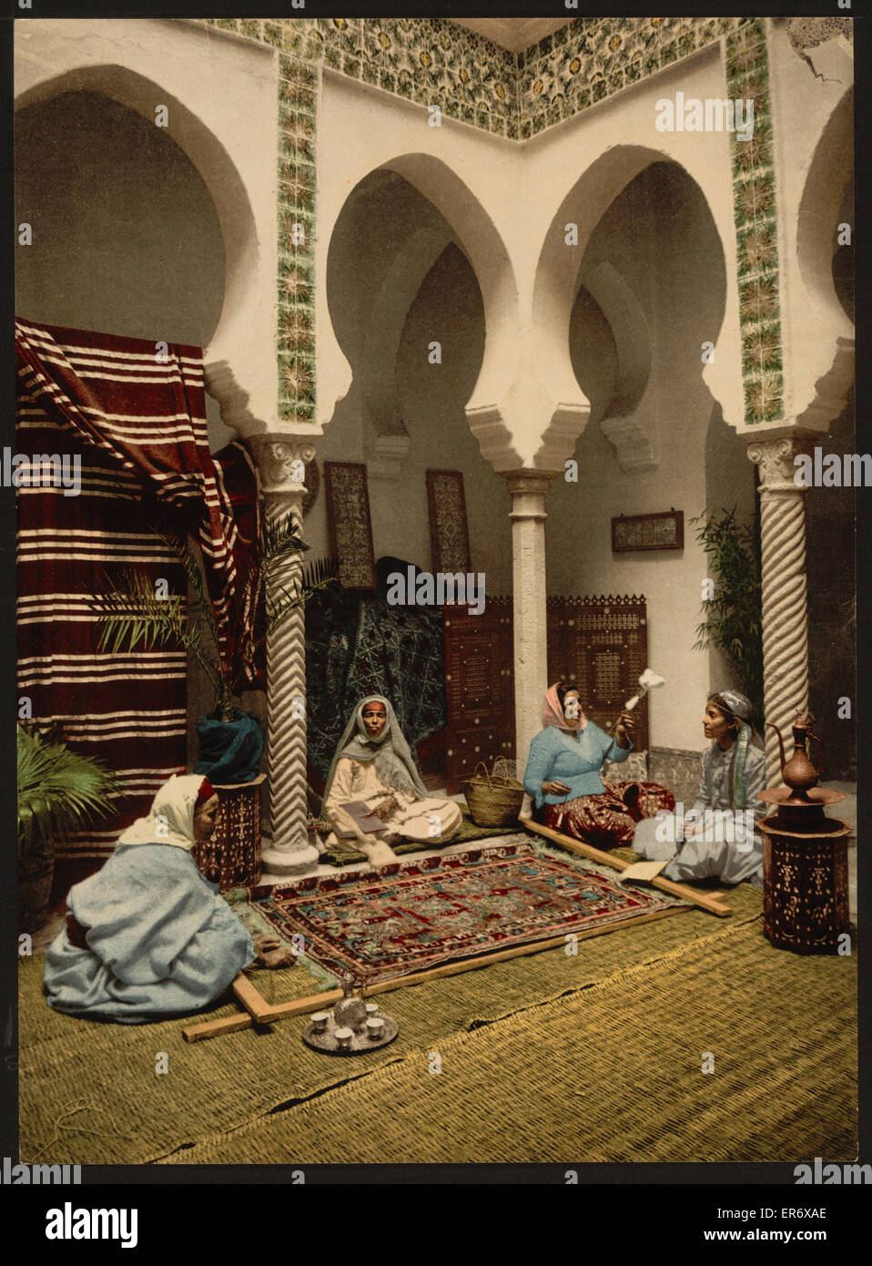 Les femmes maures faire tapis Arabe, Alger, Algérie. Date ca. 1899. Banque D'Images