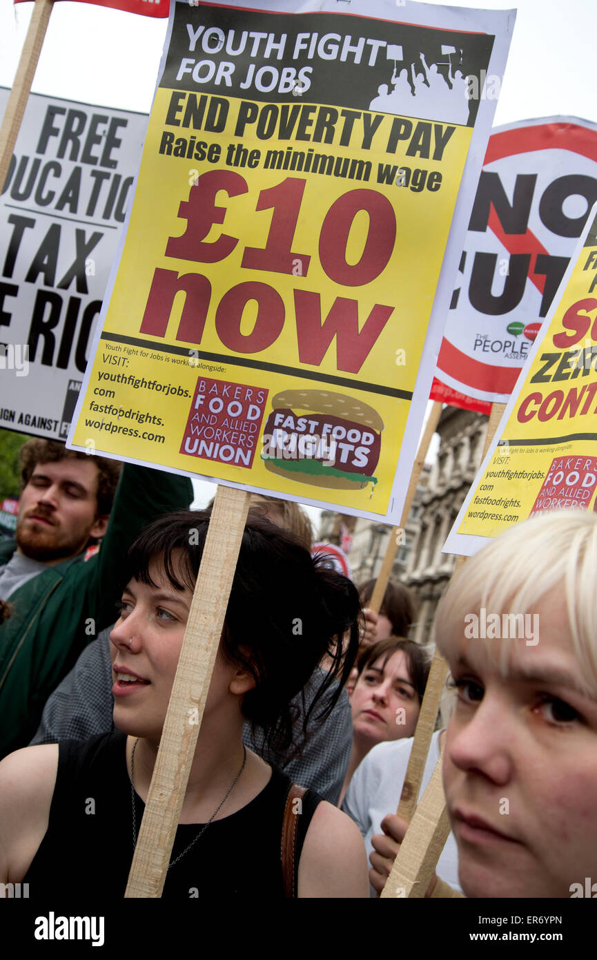Protestation contre l'austérité à Londres. Une jeune femme est titulaire d'une affiche disant "Mettre fin à la pauvreté salariale. 10 € maintenant'. Banque D'Images