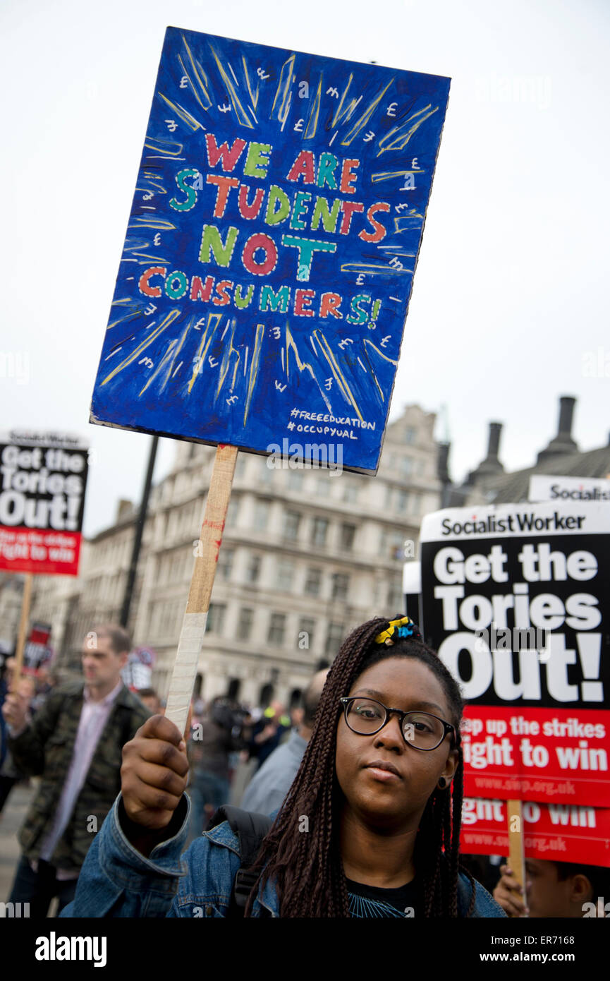 Protestation contre l'austérité à Londres. Un étudiant est titulaire d'une affiche disant "Nous sommes des étudiants, pas des consommateurs'. Banque D'Images