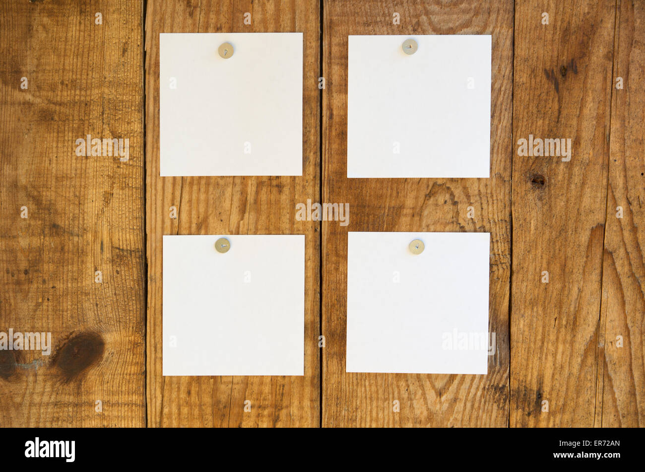 Feuilles de papier blanc fixé sur la paroi en bois avec les punaises Banque D'Images