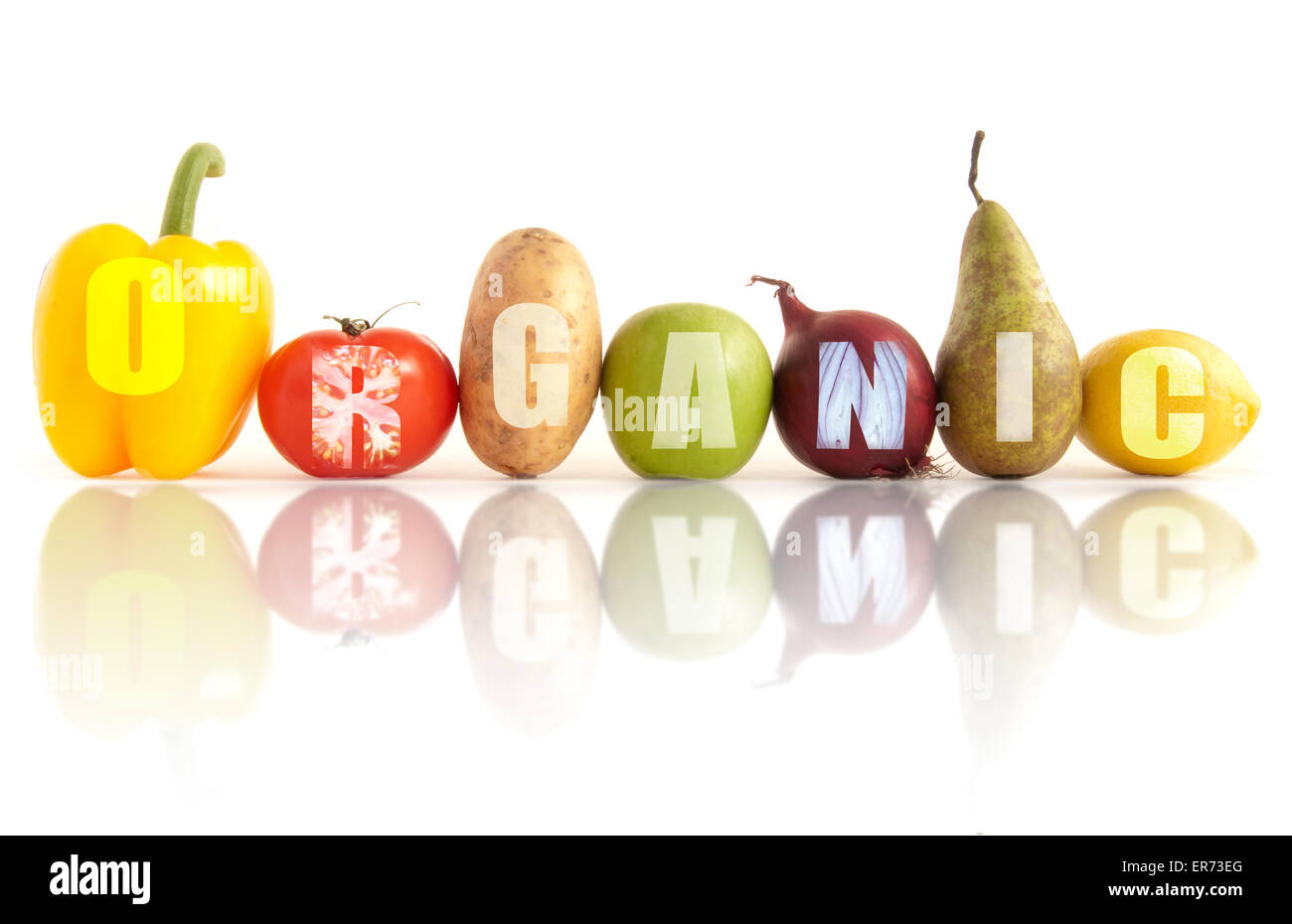 Mot organique écrit à l'aide d'une ligne de fruits et légumes sur un fond blanc Banque D'Images