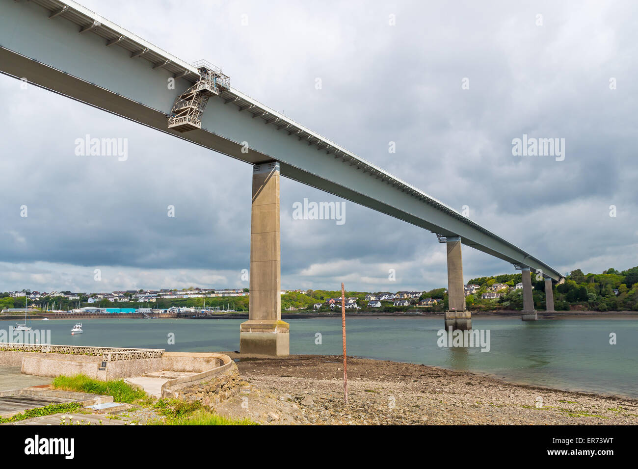 La Cleddau Bridge qui enjambe la rivière Cleddau que entre le Neyland et Pembroke Dock, Wales UK Banque D'Images