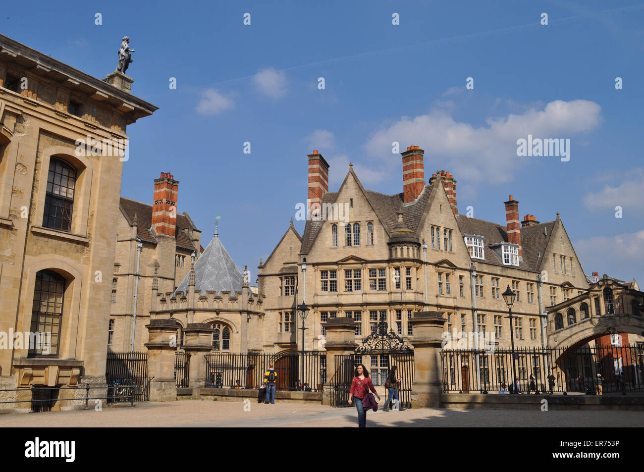 En regardant vers Hertford College & Pont des Soupirs du bâtiment Clarendon, Oxford, Angleterre Banque D'Images