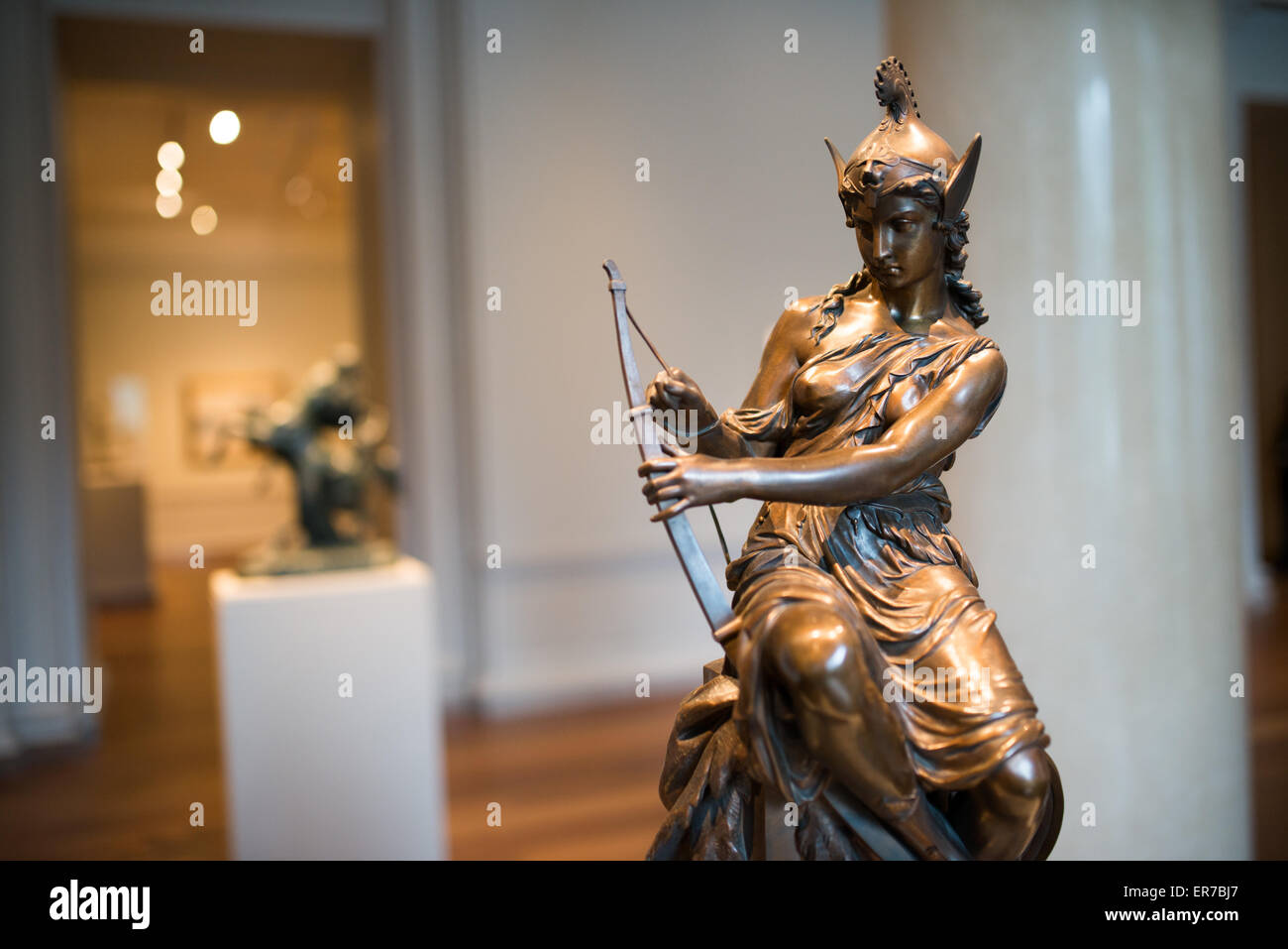 WASHINGTON DC, États-Unis — Une sculpture en bronze intitulée Amazone Preparing for Battle (Queen Antiope ou Hippolyta?) Ou Amred venus (vers 1860-1882) par le sculpteur français Pierre-Eugene-Emile Hebert (1828-1893). Située à l'extrémité est du National Mall, la National Gallery of Art présente d'importantes collections d'œuvres d'art du Moyen-âge à nos jours. Il a été établi en privé en 1937. La Galerie nationale d'art est renommée pour sa collection d'art européen et américain, offrant une chronologie complète du développement artistique du Moyen-âge à nos jours. Son estimé s Banque D'Images