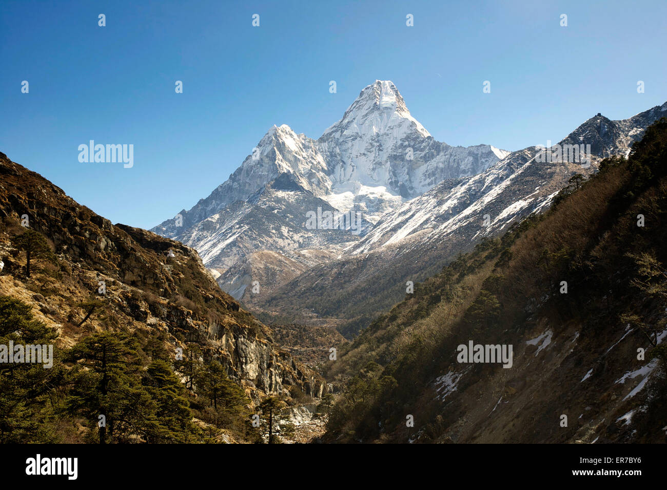 L'Ama Dablam et l'Imja Khola dans l'Himalaya népalais Banque D'Images