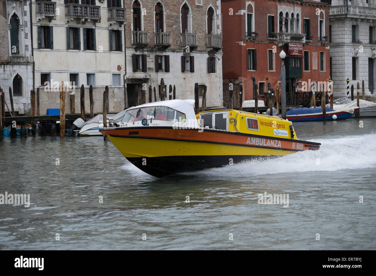 Bateau Ambulance sur le Grand Canal à Venise en Italie. Banque D'Images