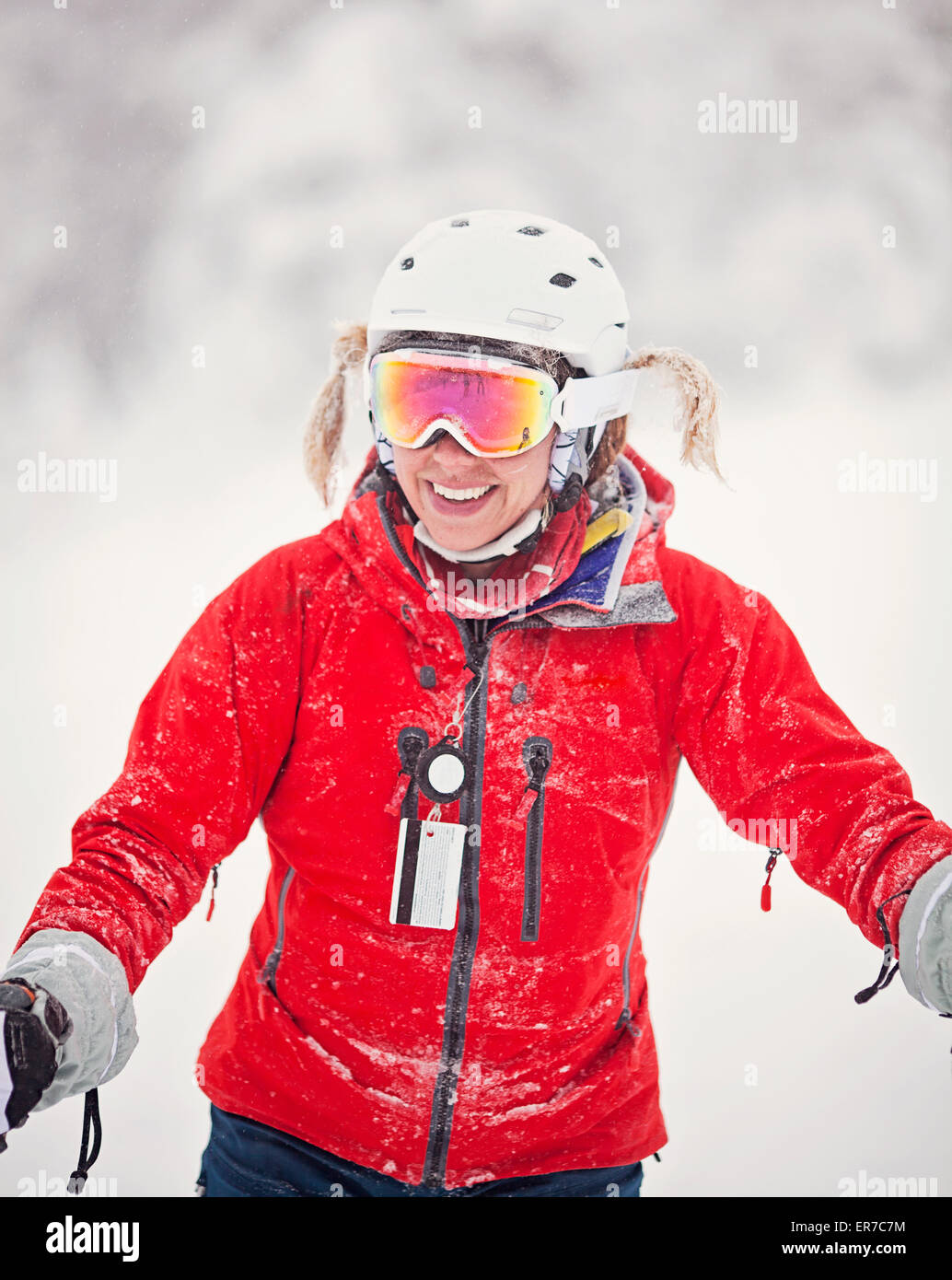 Un skieur femelle avec ses tresses, chemise rentrée dans son goggle sangles. Banque D'Images