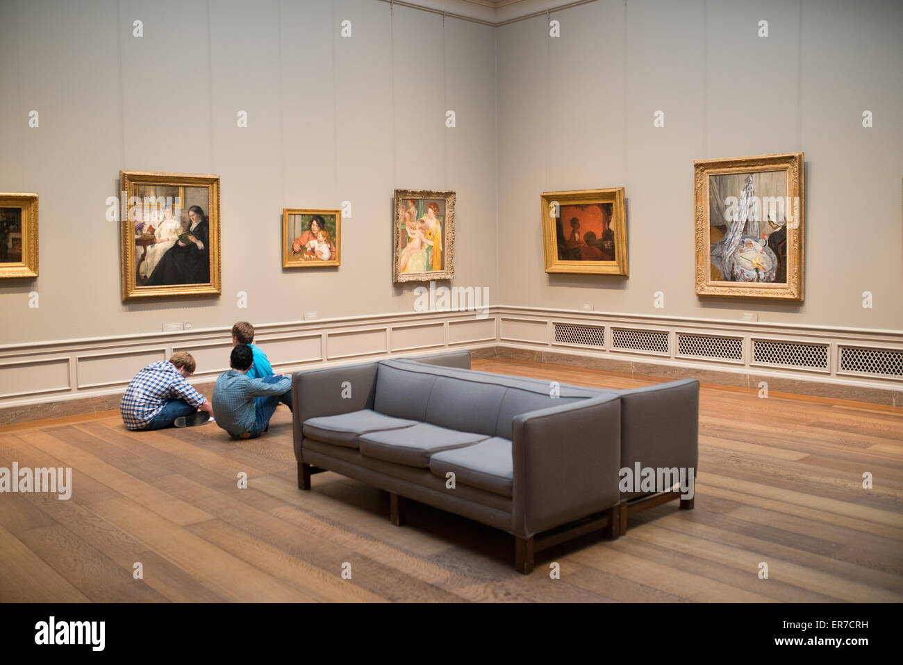 WASHINGTON DC, États-Unis — située à l'extrémité est du National Mall, la National Gallery of Art présente des collections importantes d'œuvres d'art du Moyen-âge à nos jours. Il a été établi en privé en 1937. La Galerie nationale d'art est renommée pour sa collection d'art européen et américain, offrant une chronologie complète du développement artistique du Moyen-âge à nos jours. Son statut estimé de musée public libre souligne son importance nationale et son engagement envers l'éducation artistique. Banque D'Images