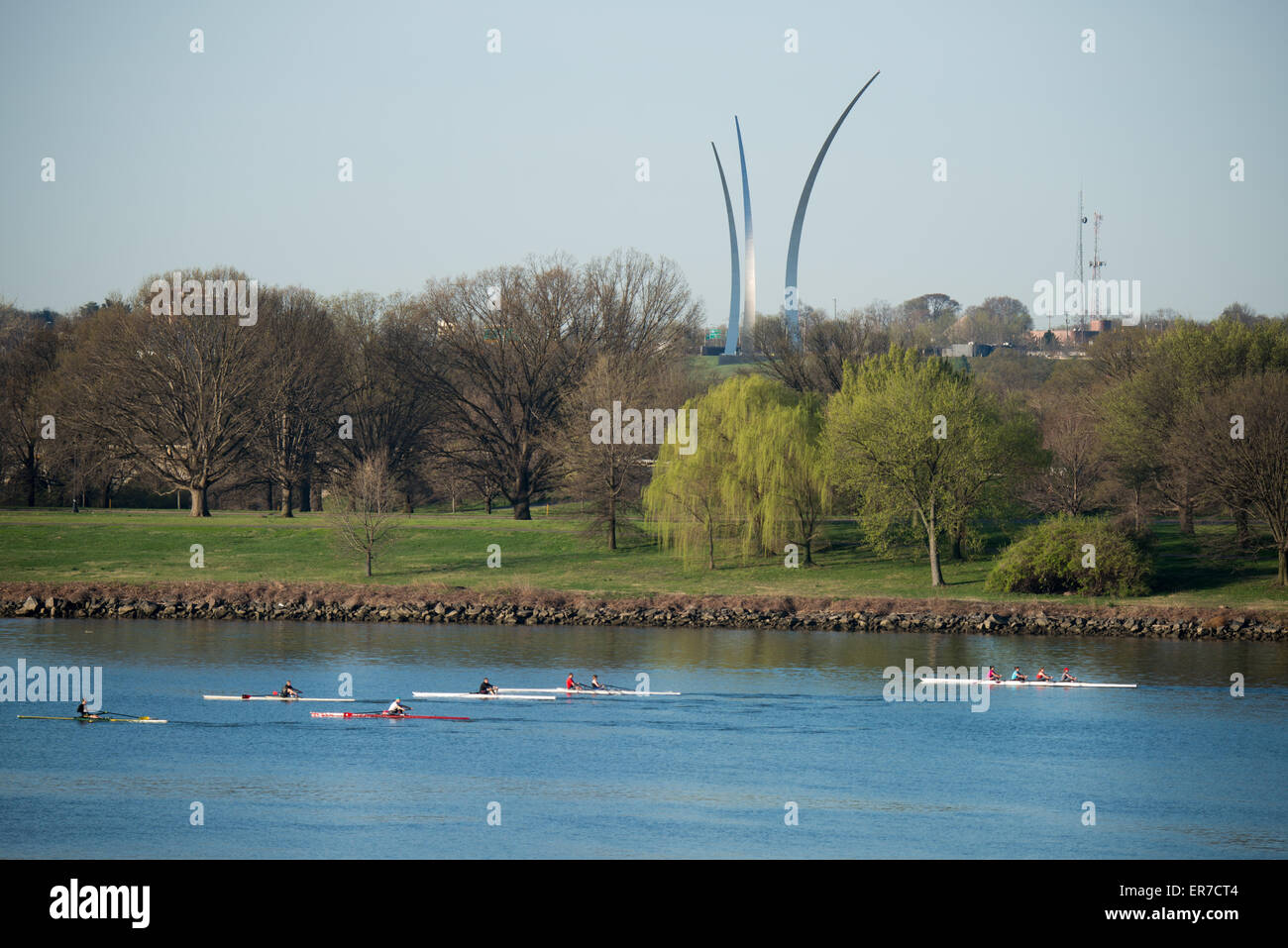 Rowing Potomac River Air Force Memorial Washington DC // WASHINGTON DC — les rameurs s'entraînent sur le fleuve Potomac au cours d'une matinée de printemps avec le Mémorial de l'Air Force visible en arrière-plan. Le fleuve Potomac est un lieu d'entraînement populaire pour de nombreux clubs d'aviron et équipes collégiales dans la région métropolitaine de Washington. Le printemps marque le début de la saison compétitive d'aviron lorsque les équipages augmentent leur intensité d'entraînement sur l'eau. L'Air Force Memorial, avec ses trois flèches en acier inoxydable distinctives, honore le service et le sacrifice des hommes et des femmes de la United States Air Forc Banque D'Images