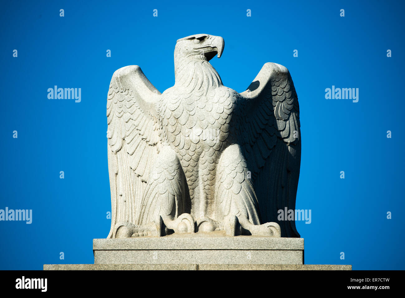 Cimetière d'Arlington Statue de l'aigle Arlington Virginie // Une grande statue d'aigle monte la garde sur la route d'entrée du cimetière d'Arlington. Banque D'Images